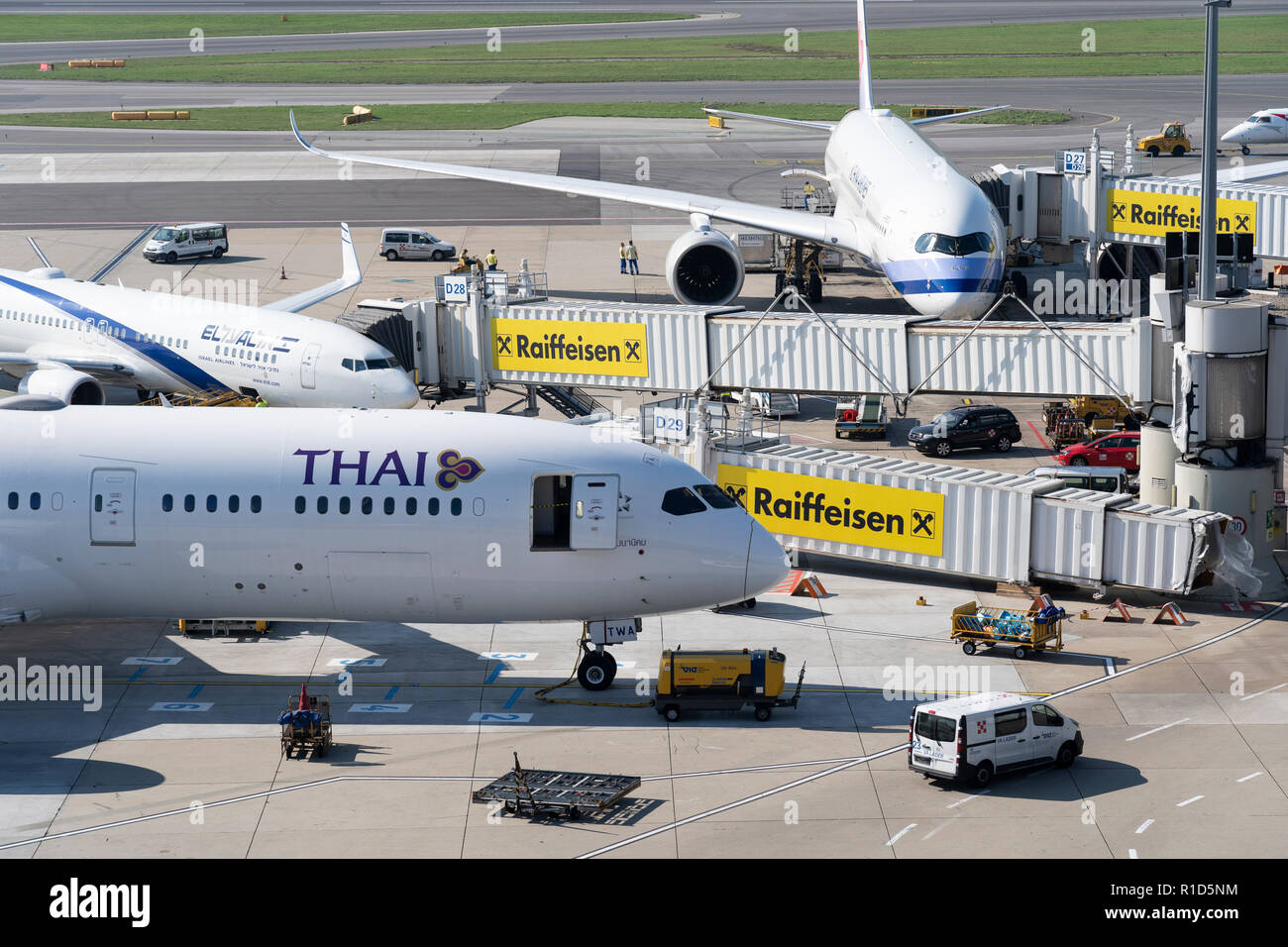 Un jet passeggeri della Thai Airways è ancorato a un ponte passeggeri all'aeroporto di Vienna. Austria. Concetto - trasporto aereo europeo Foto Stock