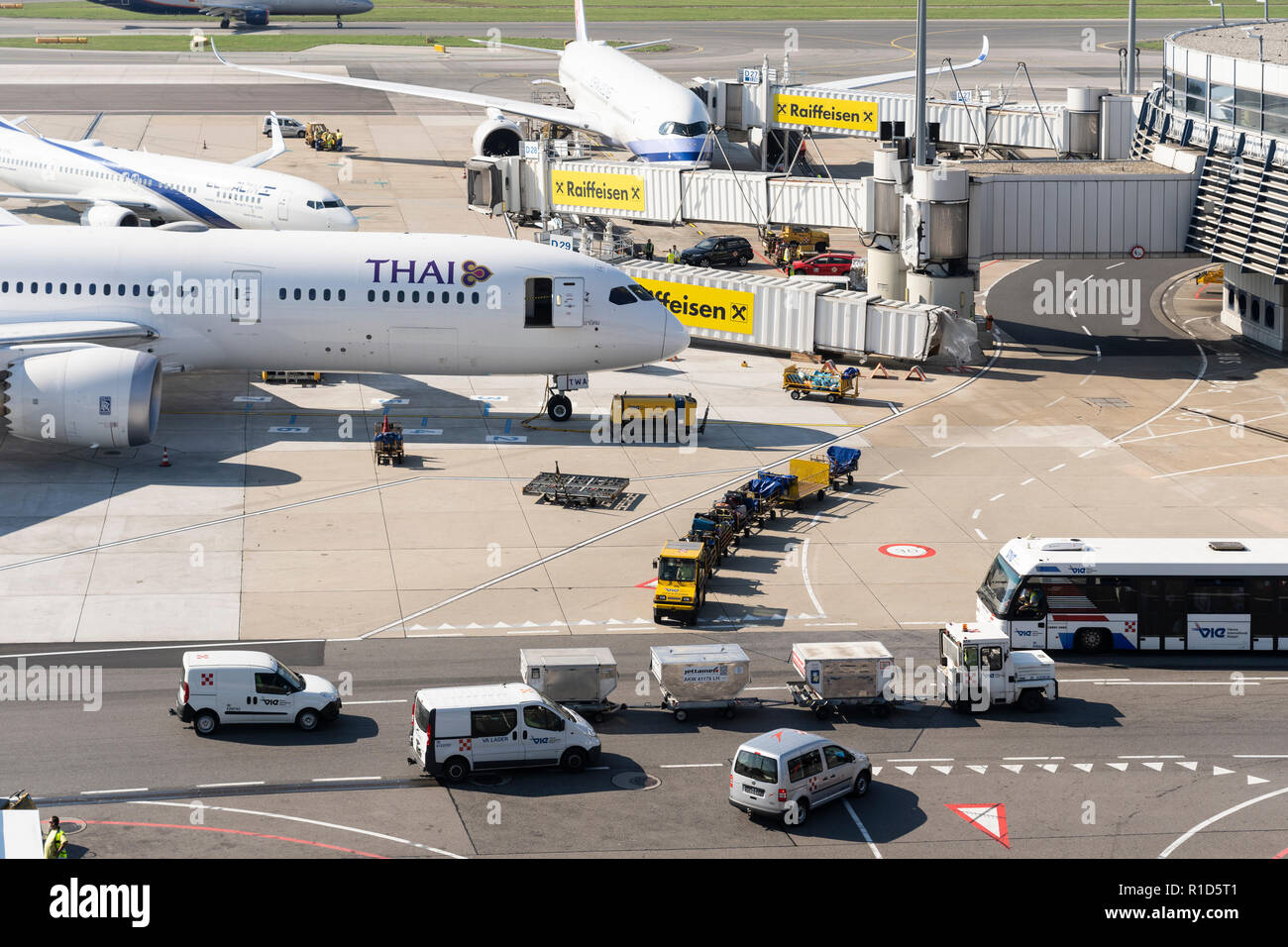 Un jet passeggeri della Thai Airways è ancorato a un ponte passeggeri all'aeroporto di Vienna. Austria. Concetto - trasporto aereo europeo Foto Stock