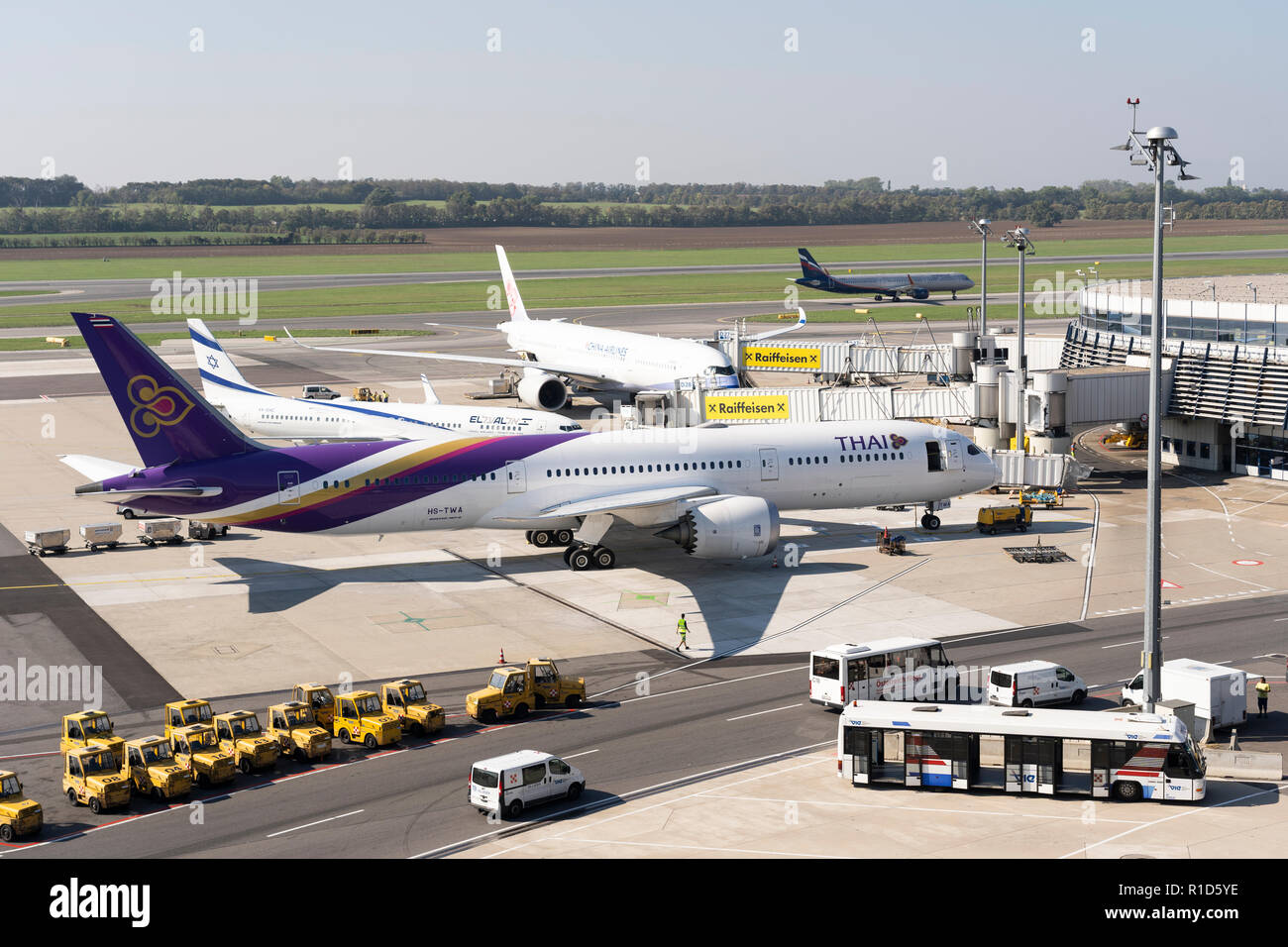 Un Thai Airways jet del passeggero agganciato ad un ponte passeggeri all'Aeroporto di Vienna Foto Stock