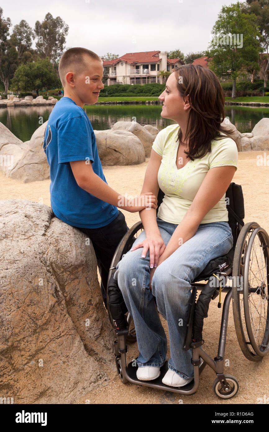 Disabilitato Genitore e figlio parla di vita © Myrleen Pearson ...Ferguson Cate Foto Stock