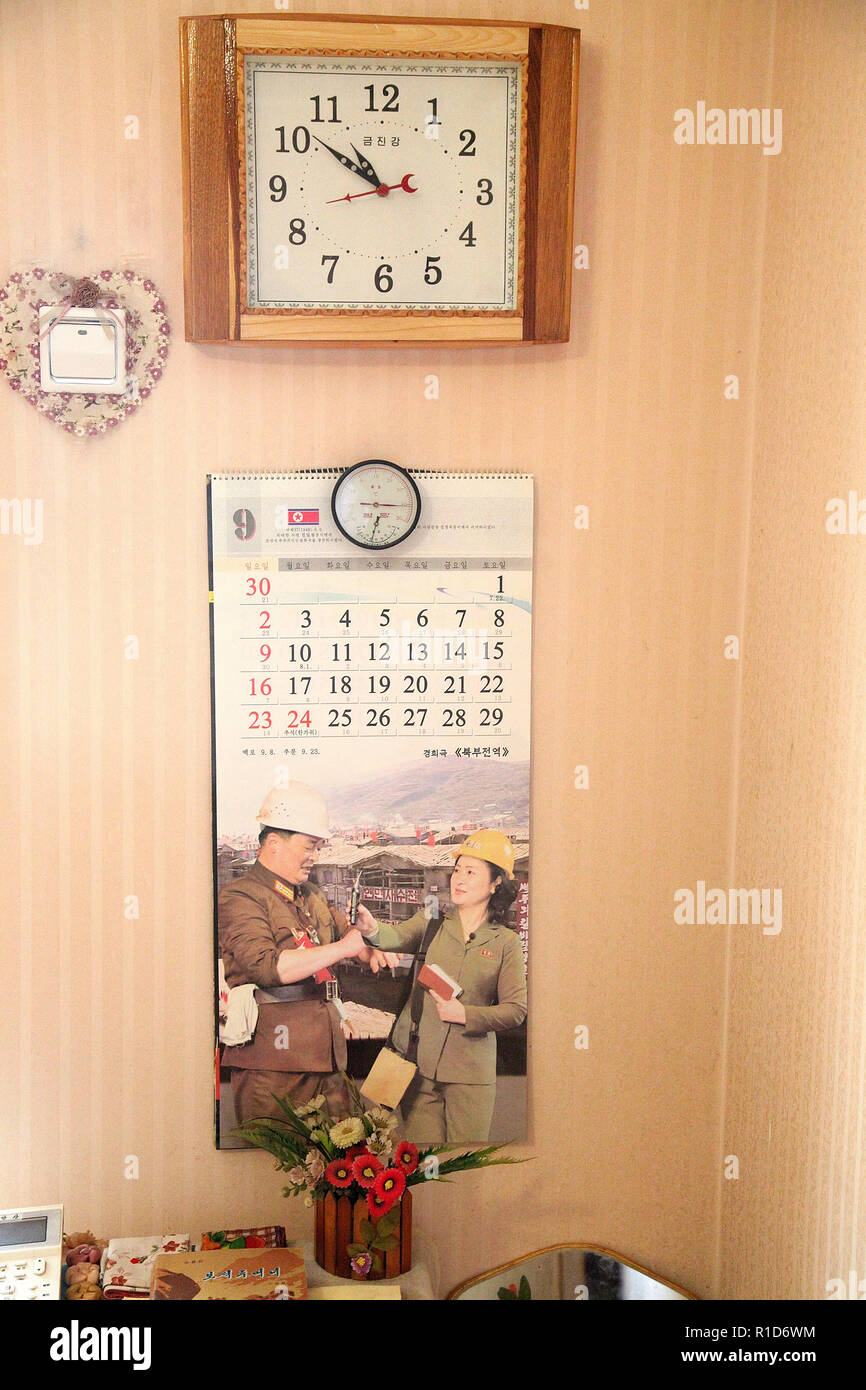 Calandra sulla parete di un nord coreano home Foto Stock