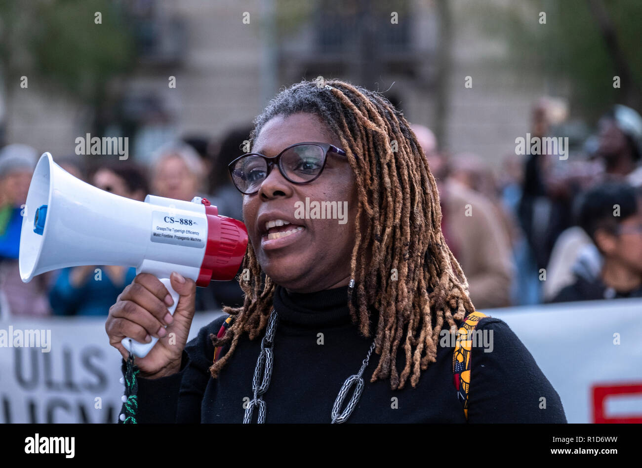 Una donna nera visto parlando a un megafono durante la dimostrazione. Una nuova manifestazione contro il razzismo istituzionale ha attraversato le strade del centro di Barcellona. Accompagnata da organizzazioni sociali e il Sindacato dei venditori ambulanti, più di 500 persone hanno rivendicato per terminare il razzismo a Barcellona e hanno denunciato le identificazioni di polizia secondo il colore della loro pelle. Foto Stock