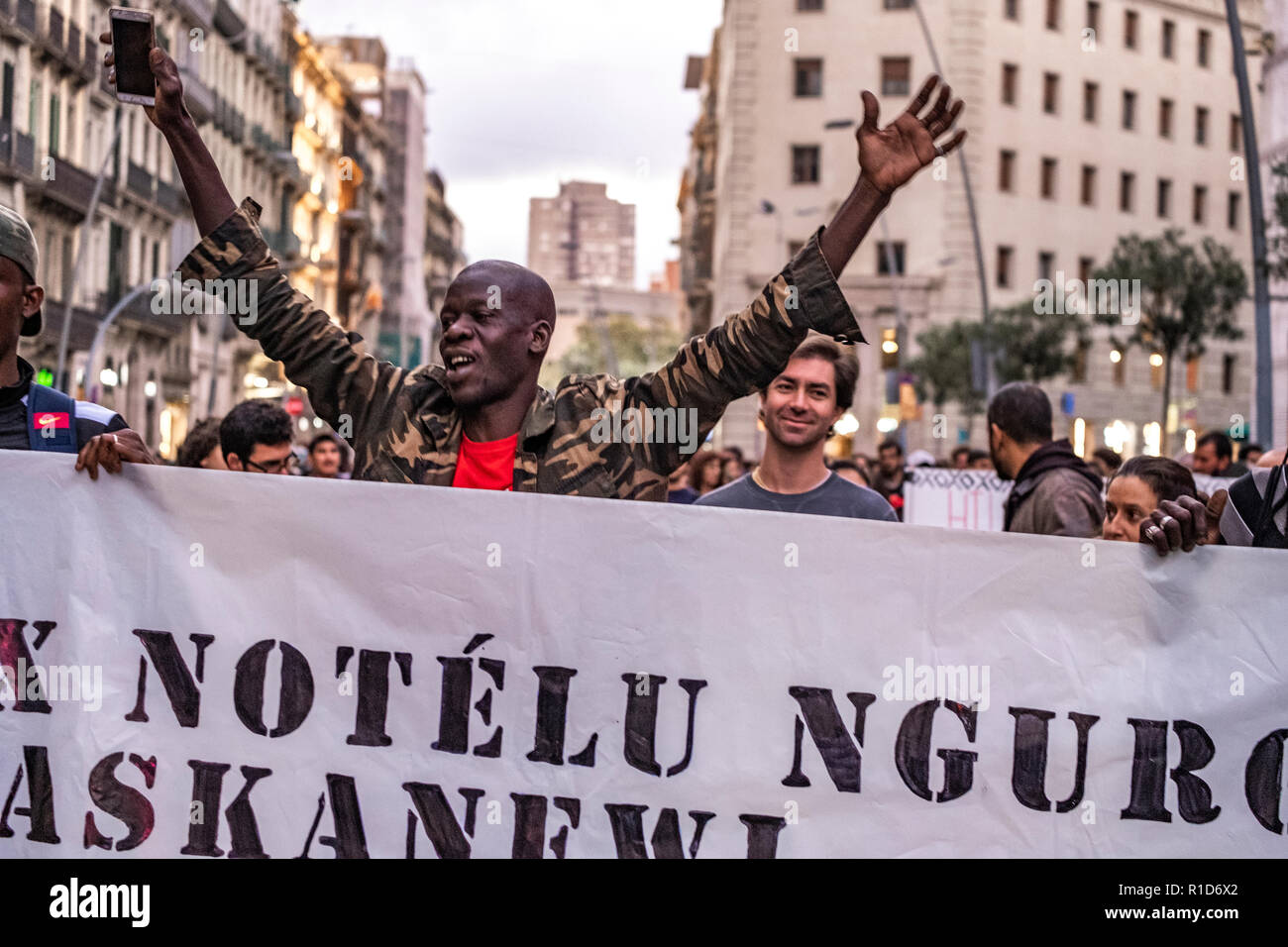 Un uomo nero è visto alzando le mani durante la dimostrazione. Una nuova manifestazione contro il razzismo istituzionale ha attraversato le strade del centro di Barcellona. Accompagnata da organizzazioni sociali e il Sindacato dei venditori ambulanti, più di 500 persone hanno rivendicato per terminare il razzismo a Barcellona e hanno denunciato le identificazioni di polizia secondo il colore della loro pelle. Foto Stock
