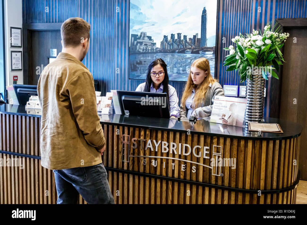 London England,UK,Lambeth,Staybridge Suites London Vauxhall,hotel,interno,reception check in reception prenotazioni registro,cler Foto Stock