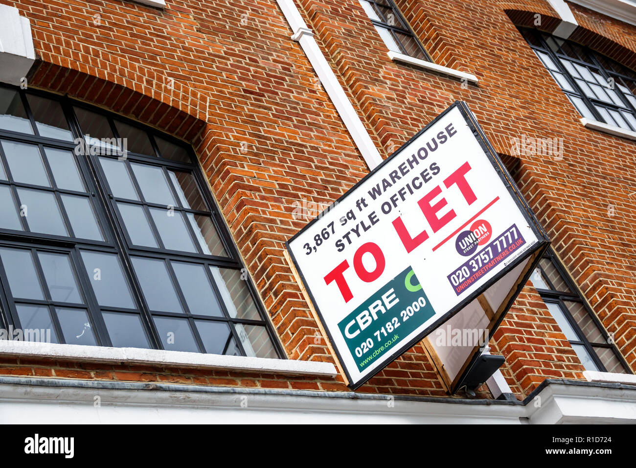 Londra Inghilterra,UK,South Bank Southwark,Union Street,mattone building,commercial real estate,sign,warehouse style offices,rental,to let rent,UK GB Englis Foto Stock