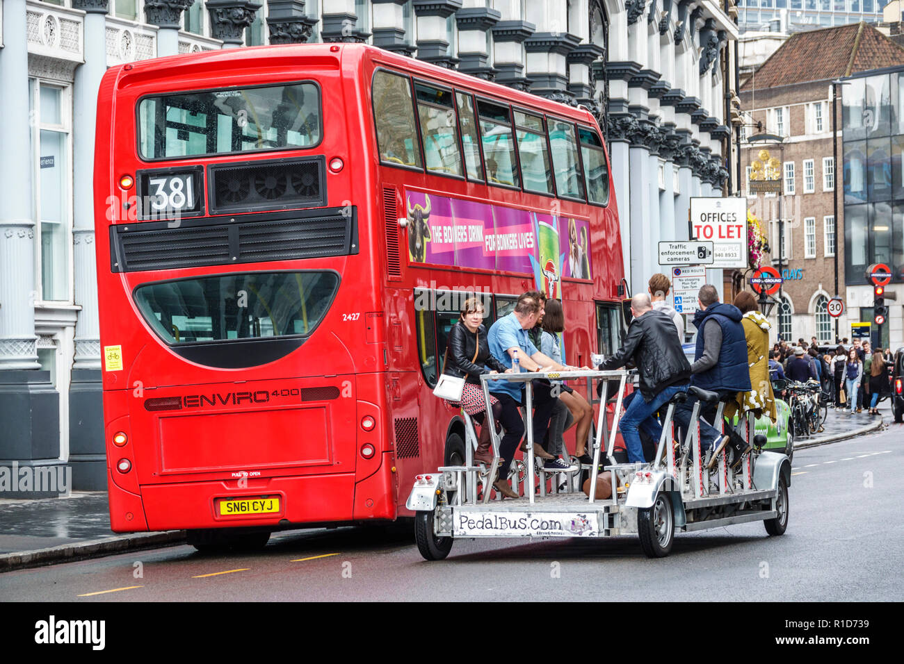 London England,UK,South Bank Southwark,Borough High Street,pedal bus pub,cycle party,crawler,birreria bierbike,veicolo a motore umano,autobus a due piani rosso Foto Stock