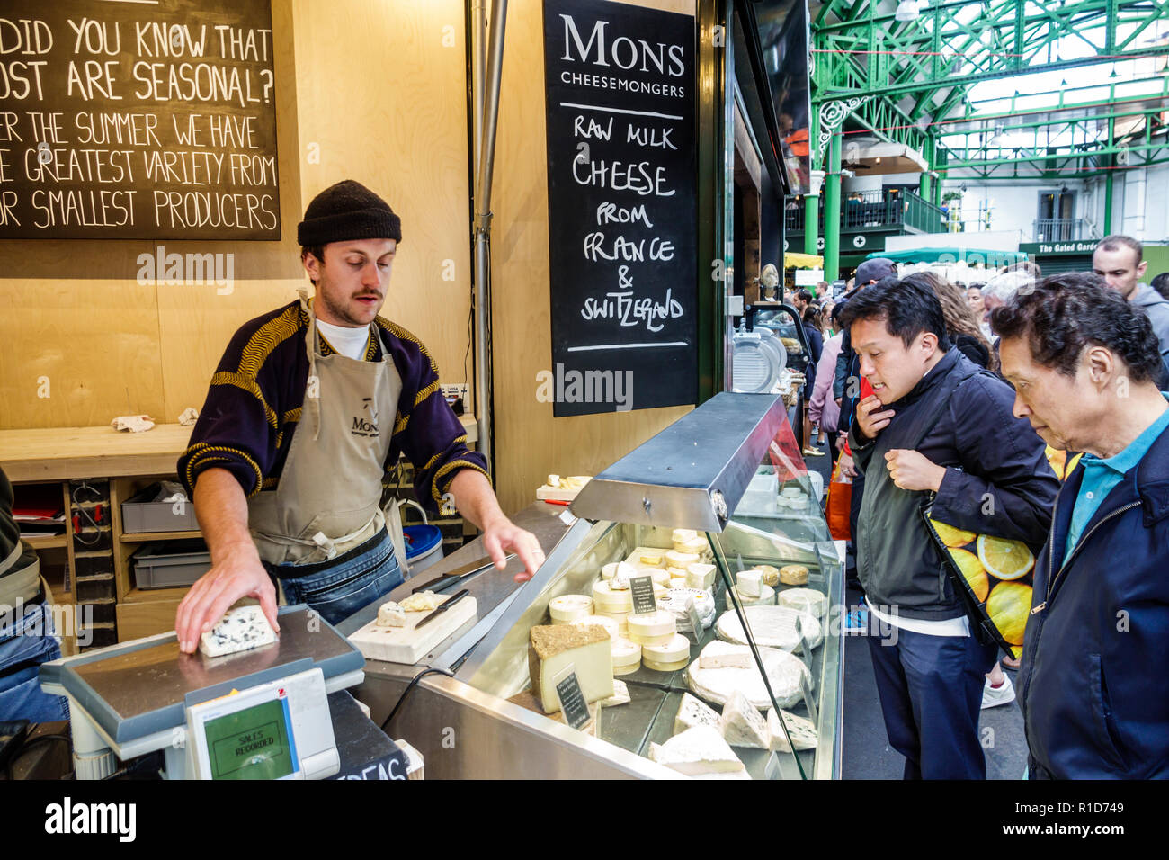 Londra Inghilterra,UK,South Bank Southwark,Borough Market,bancarelle di venditori,cheesemonger,formaggio importato,artigianato,bilancia,pesata,shopping shopper clienti Foto Stock