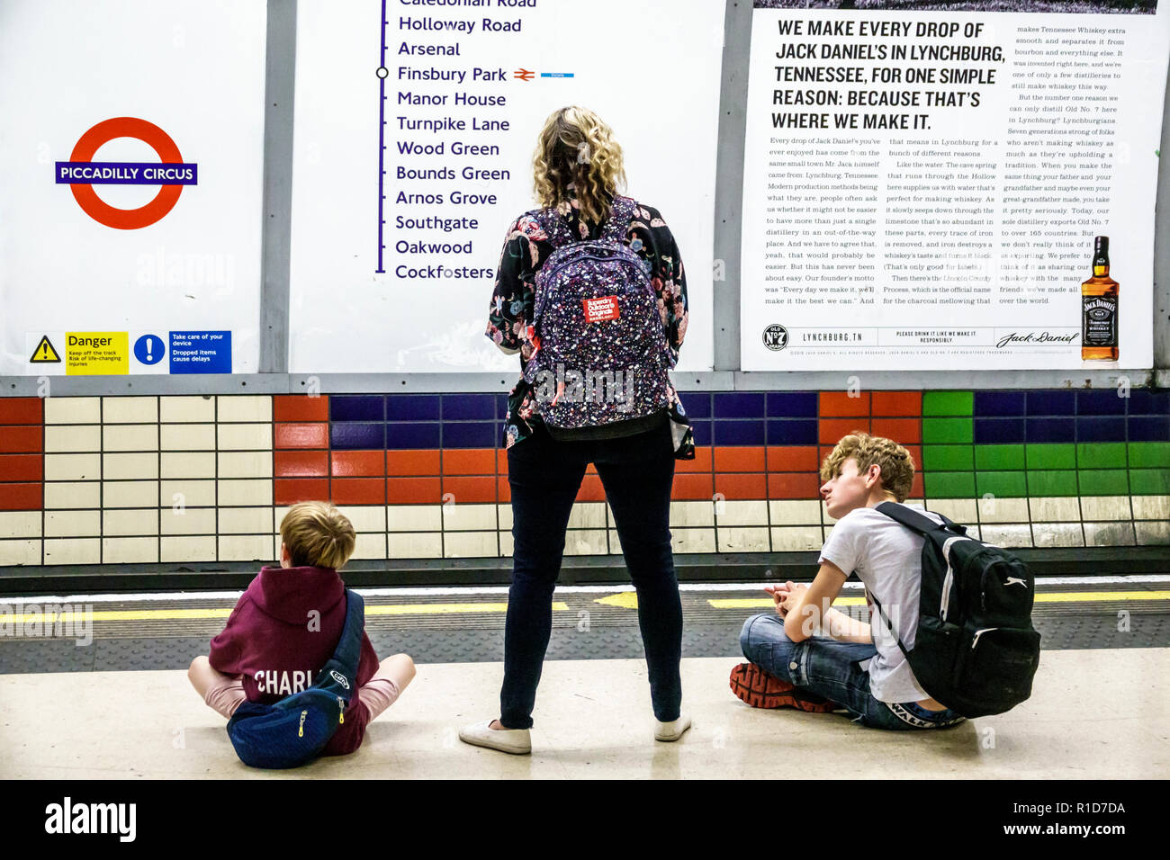 Londra Inghilterra,Regno Unito,Soho,Piccadilly Circus stazione metropolitana treno metropolitana, metropolitana, piattaforma, donna donne, ragazzi, maschio bambini bambini bambini bambini Foto Stock