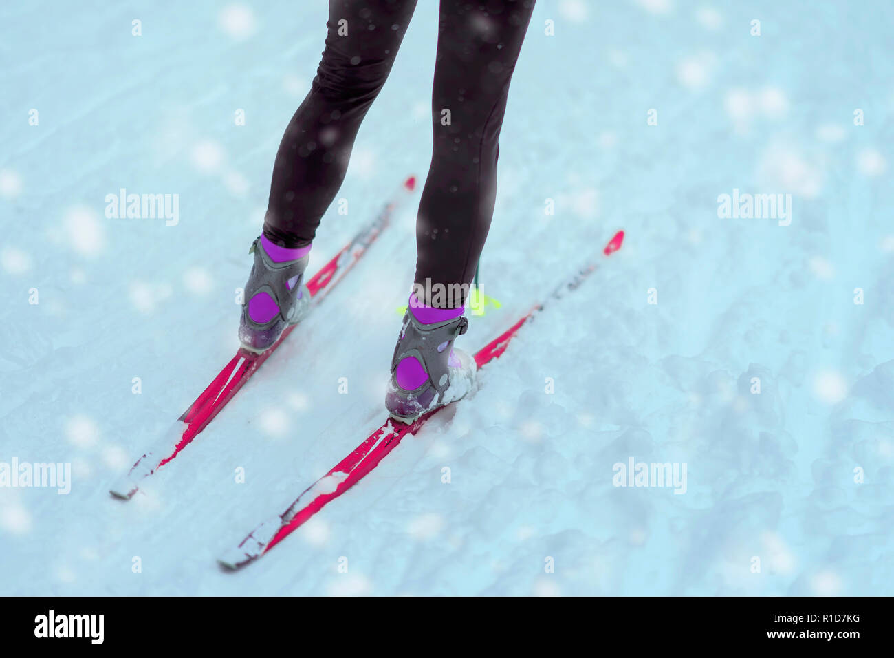 Gambe con gli sci close-up sulla neve, giorno d'inverno. Sci di fondo. Concetto di un sano stile di vita attivo, sport invernali Foto Stock