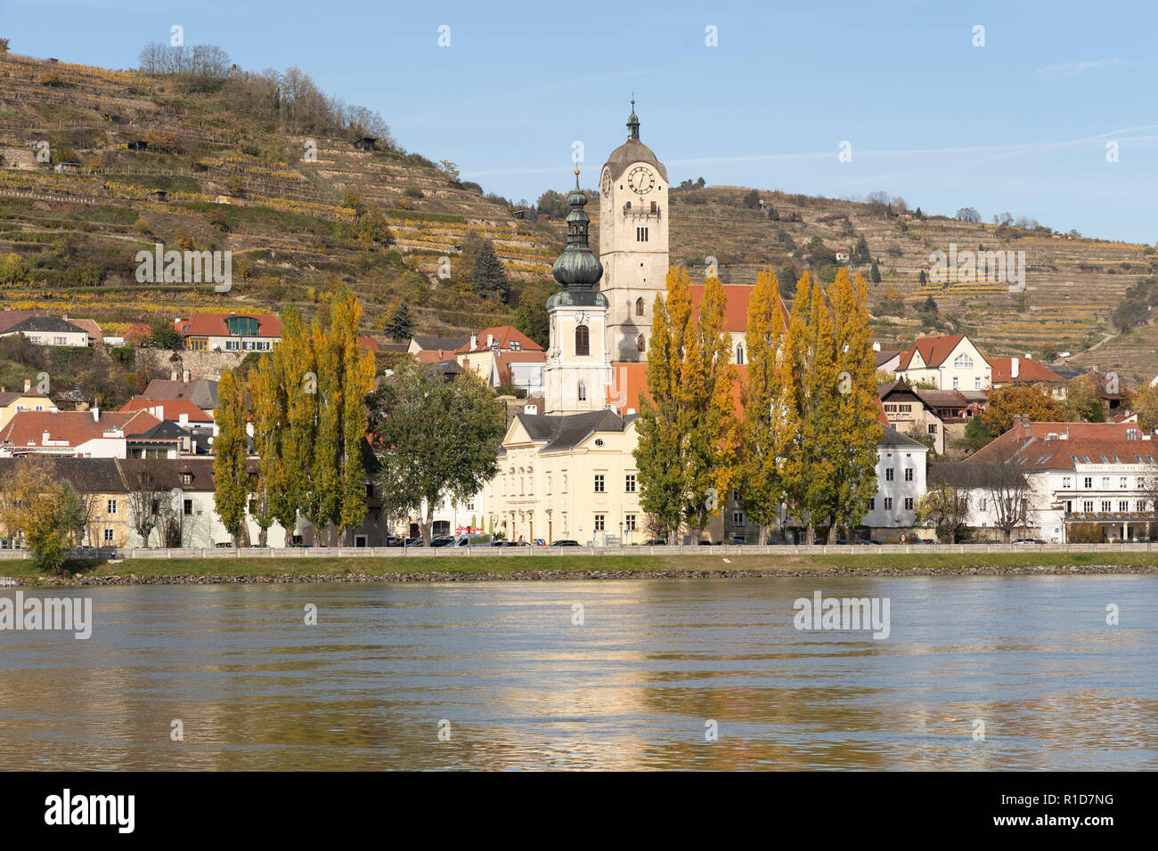 Due chiese gemelle riflettendo nel fiume Danubio a Stein an der Donau, una popolare località turistica vicino al fiume Danubio e un Sito Patrimonio Mondiale dell'UNESCO Foto Stock