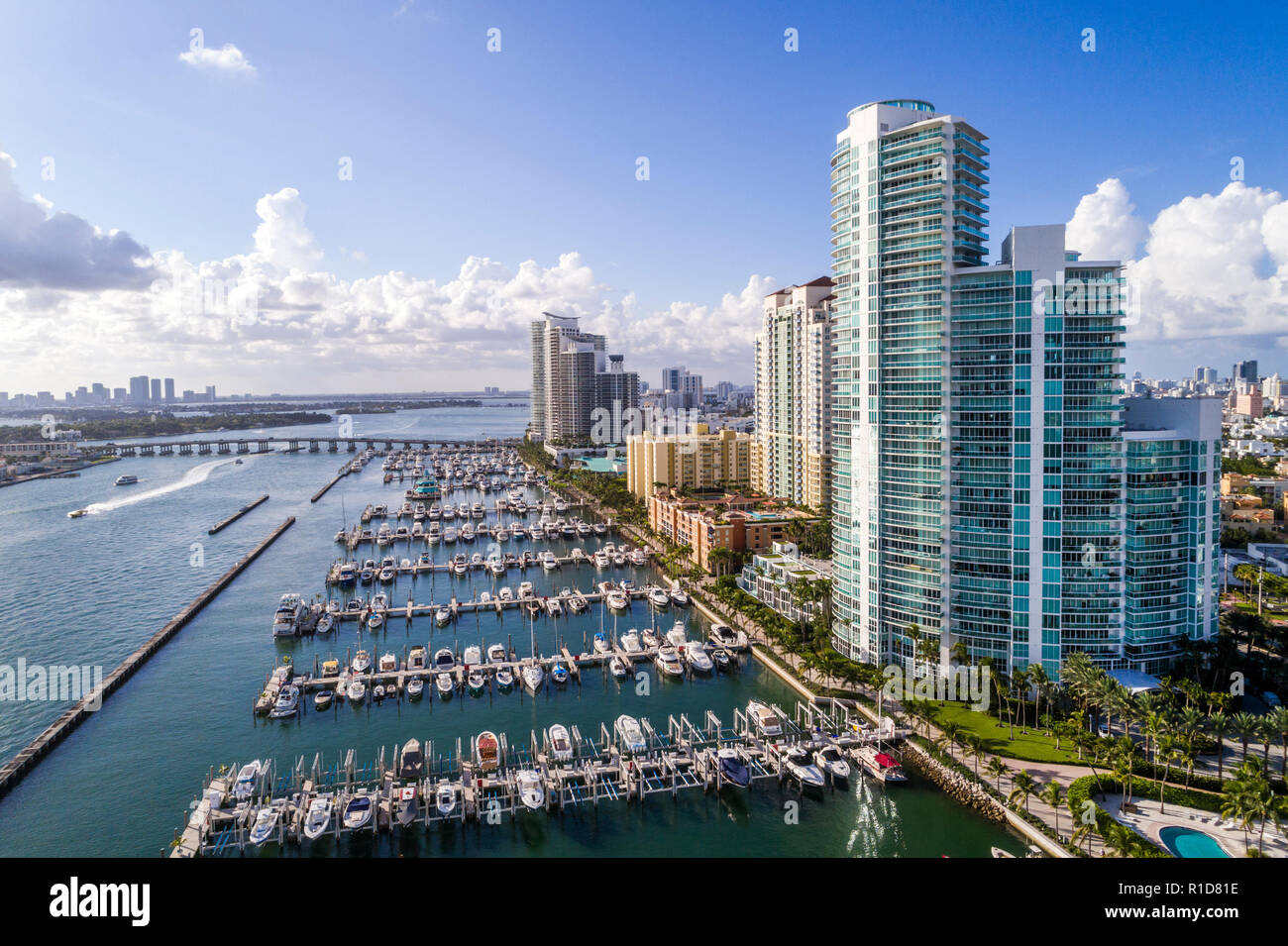 Miami Beach Florida, South Pointe SoFi, vista aerea dall'alto, Biscayne Bay, barche marina, Murano a Portofino, grattacieli alti grattacieli costruire bui Foto Stock