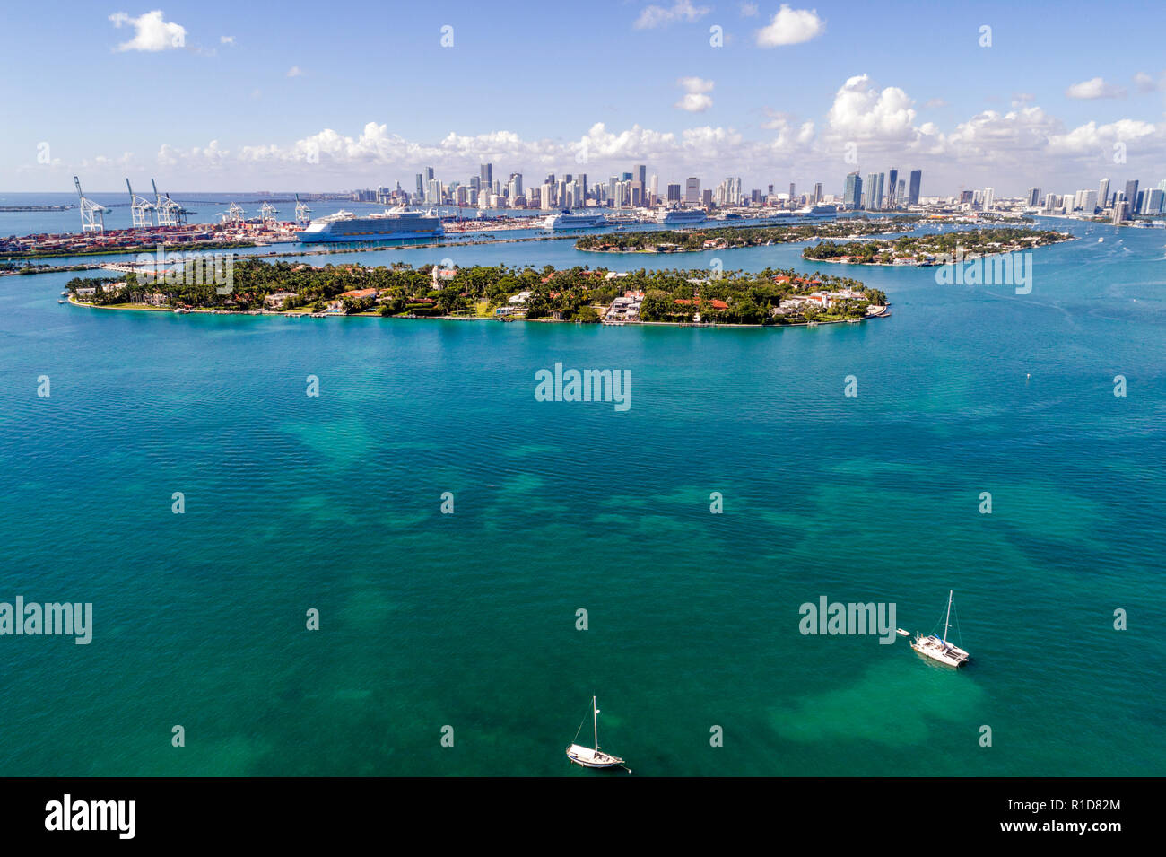 Miami Beach Florida, Biscayne Bay, vista aerea dall'alto, Star Island, navi da crociera nel porto di Miami, skyline della città, acqua, barche, FL181110d03 Foto Stock