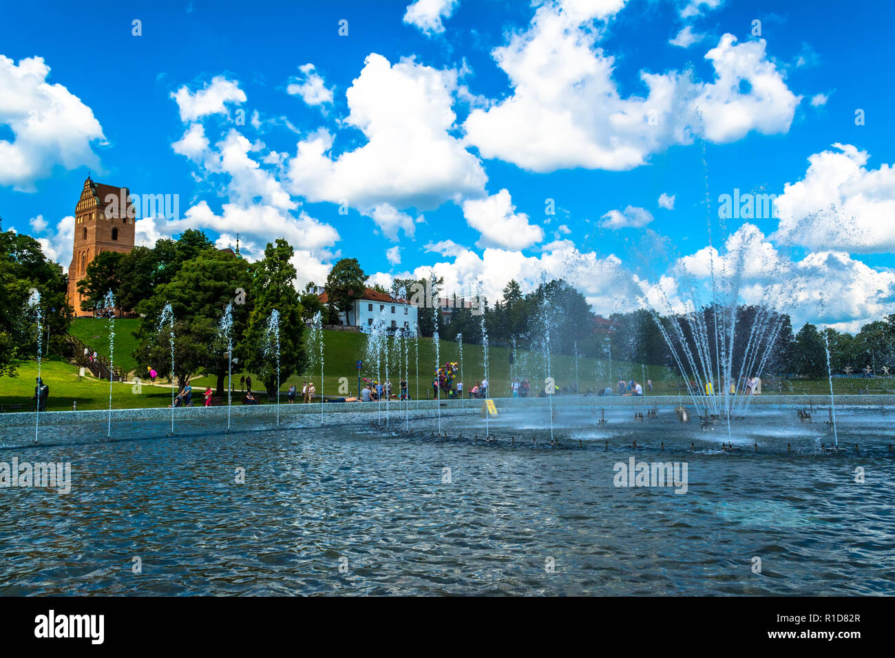 Varsavia, Polonia - Luglio 16, 2017: fontane vicino al castello reale di Varsavia. Fontane multimedia park a Varsavia. Giorno d'estate e di sole con un cielo blu e g Foto Stock