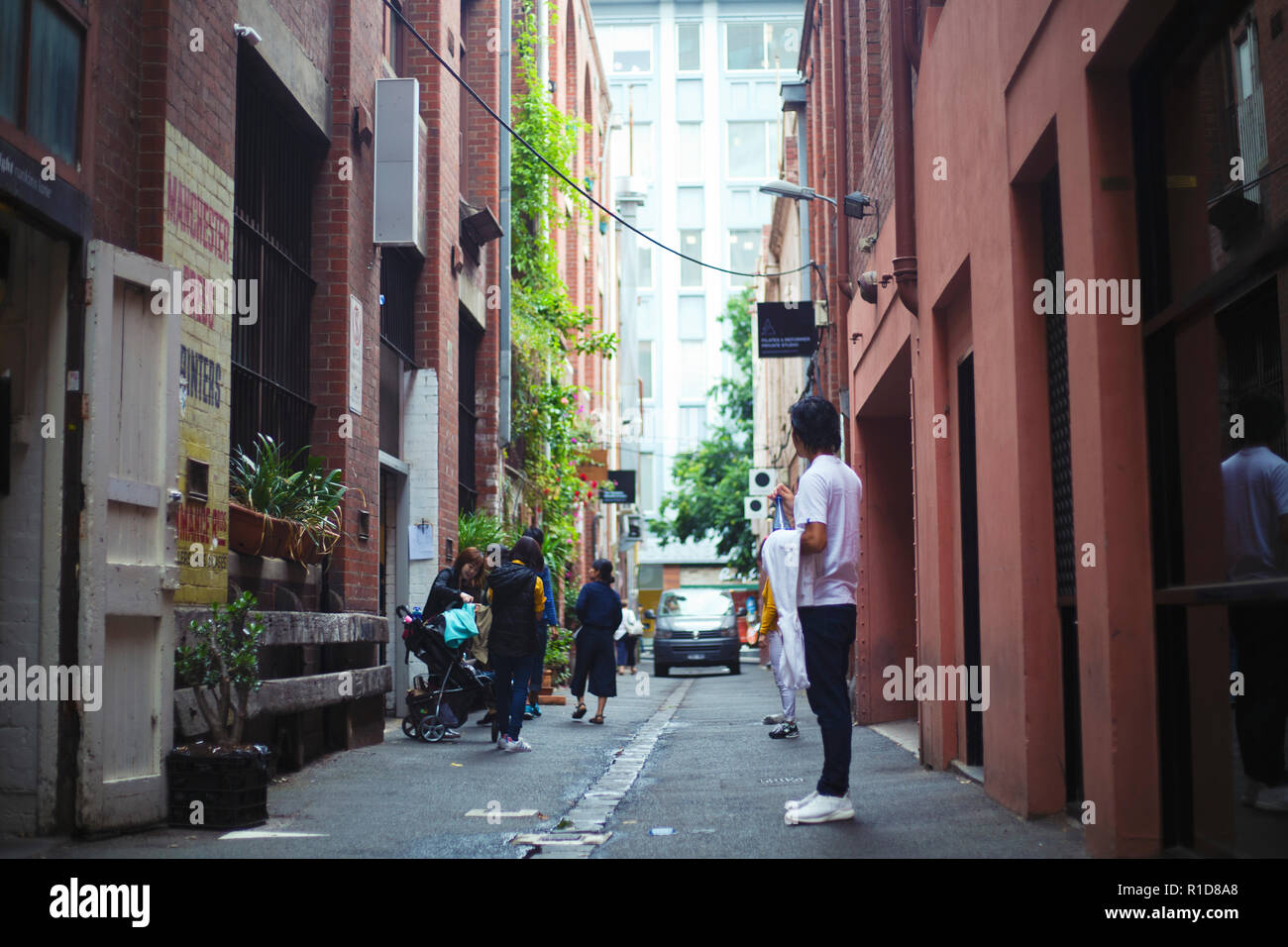 L'uomo attende in piccoli Melbourne lane modo. Foto Stock
