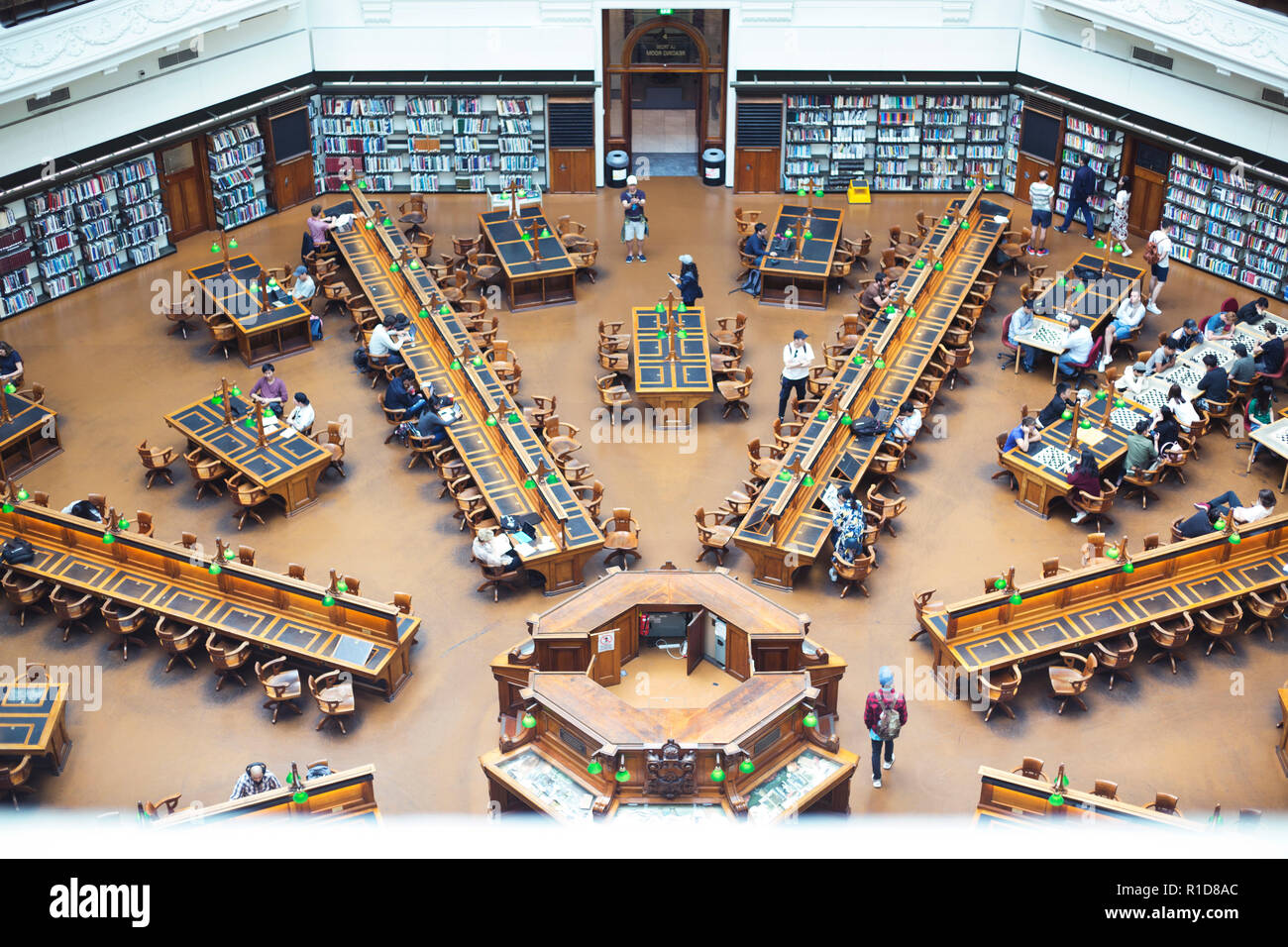 Le persone che studiano a Melbourne la Biblioteca dello Stato. Foto Stock