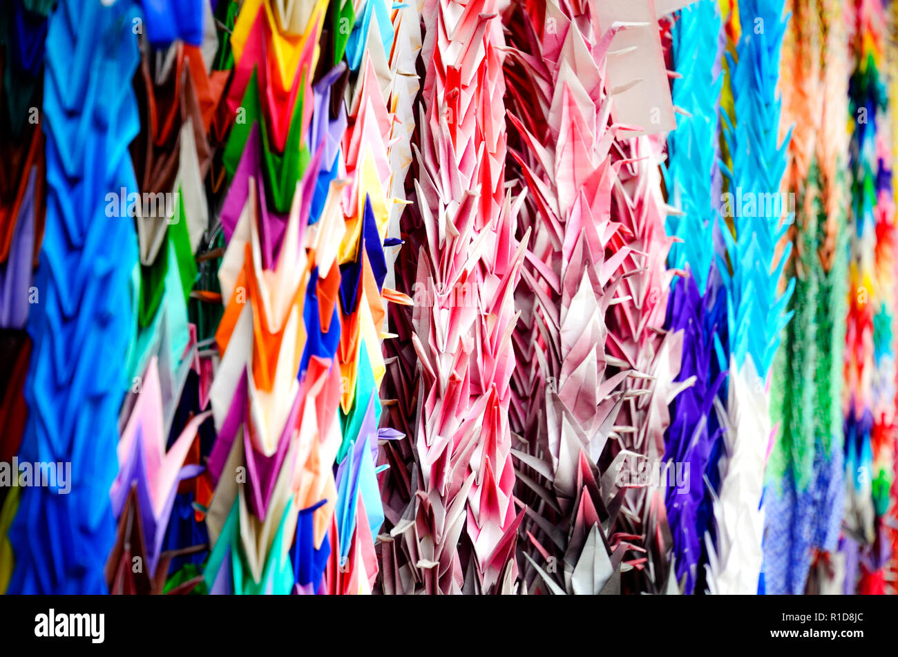 Colorate di Senba zuru, Origami di Orizuru o gru della piega della carta. La gru è un simbolo di buona fortuna senza barriere. Sana e longevità per il popolo giapponese. Foto Stock