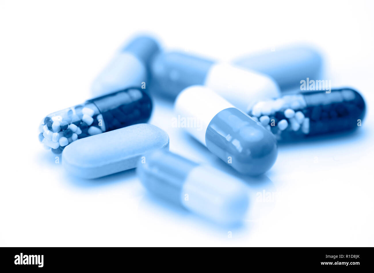 Farmaco orale sfondo con una luce calda.colorata di medicazioni orali su sfondo bianco. Foto Stock
