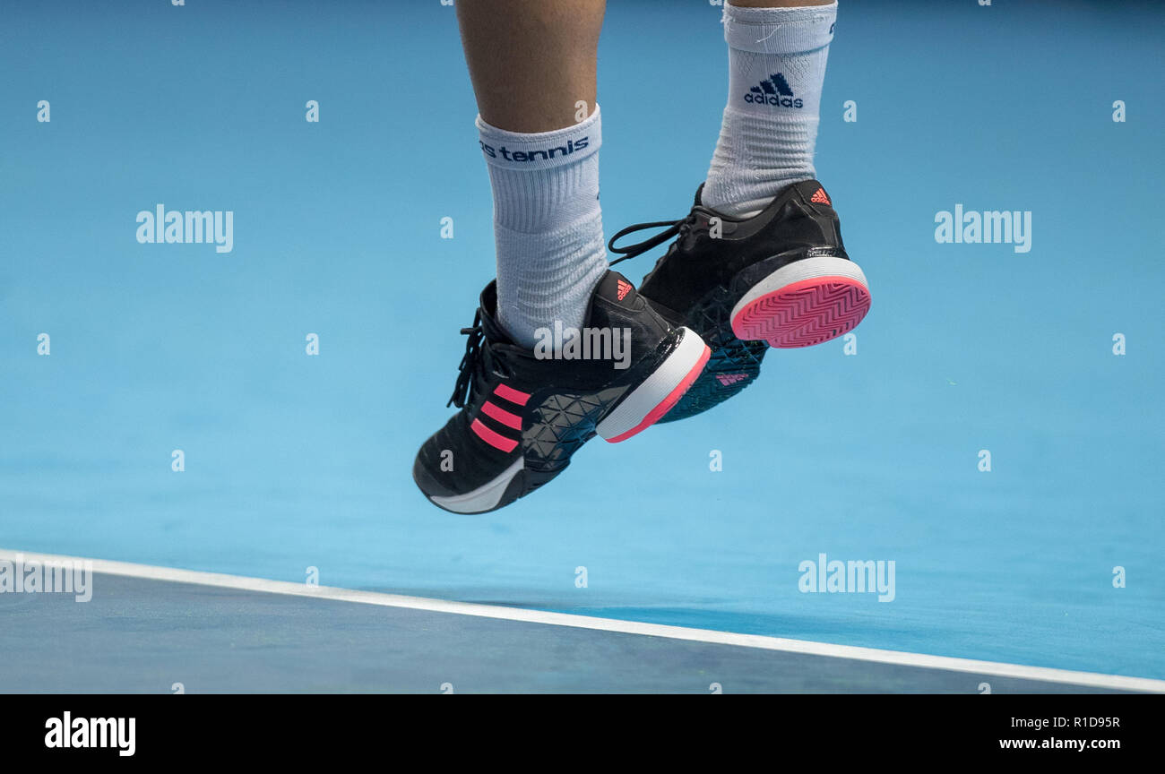 Scarpe da tennis adidas immagini e fotografie stock ad alta risoluzione -  Alamy