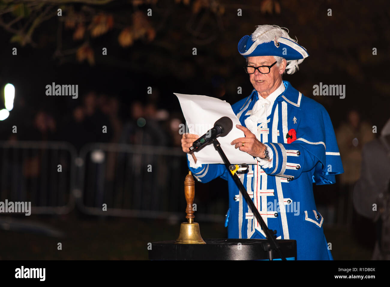 Il cenotafio di Southend. Grido di pace a 19:05 con un Town Crier l appello per la pace insieme con altri bell suonerie e le campane della chiesa in tutto il paese. Il giorno dell'armistizio. Ricordo la domenica. Centenario della fine della Prima Guerra Mondiale la Grande Guerra, la prima guerra mondiale Foto Stock