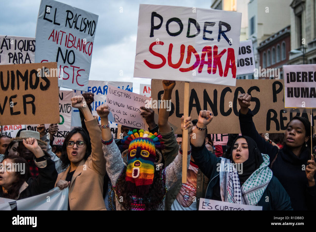 Madrid. Spagna. 11th, Nov, 2018. Persone che protestano durante una manifestazione sotto lo slogan "contro il razzismo istituzionale' a Madrid, Spagna. Credito: Marcos del Mazo/Alamy Live News Foto Stock