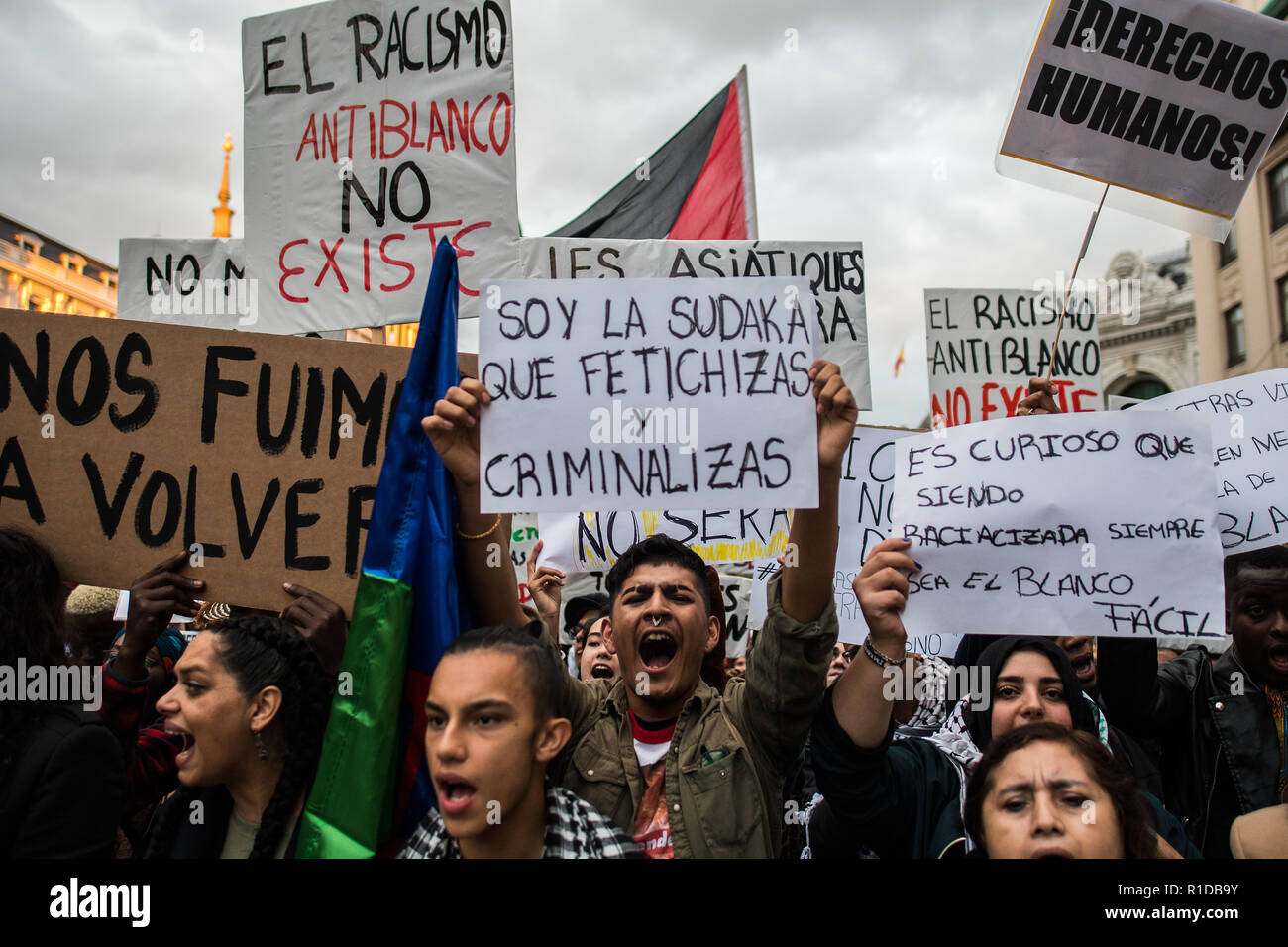 Madrid. Spagna. 11th, Nov, 2018. Persone che protestano durante una manifestazione sotto lo slogan "contro il razzismo istituzionale' a Madrid, Spagna. Credito: Marcos del Mazo/Alamy Live News Foto Stock