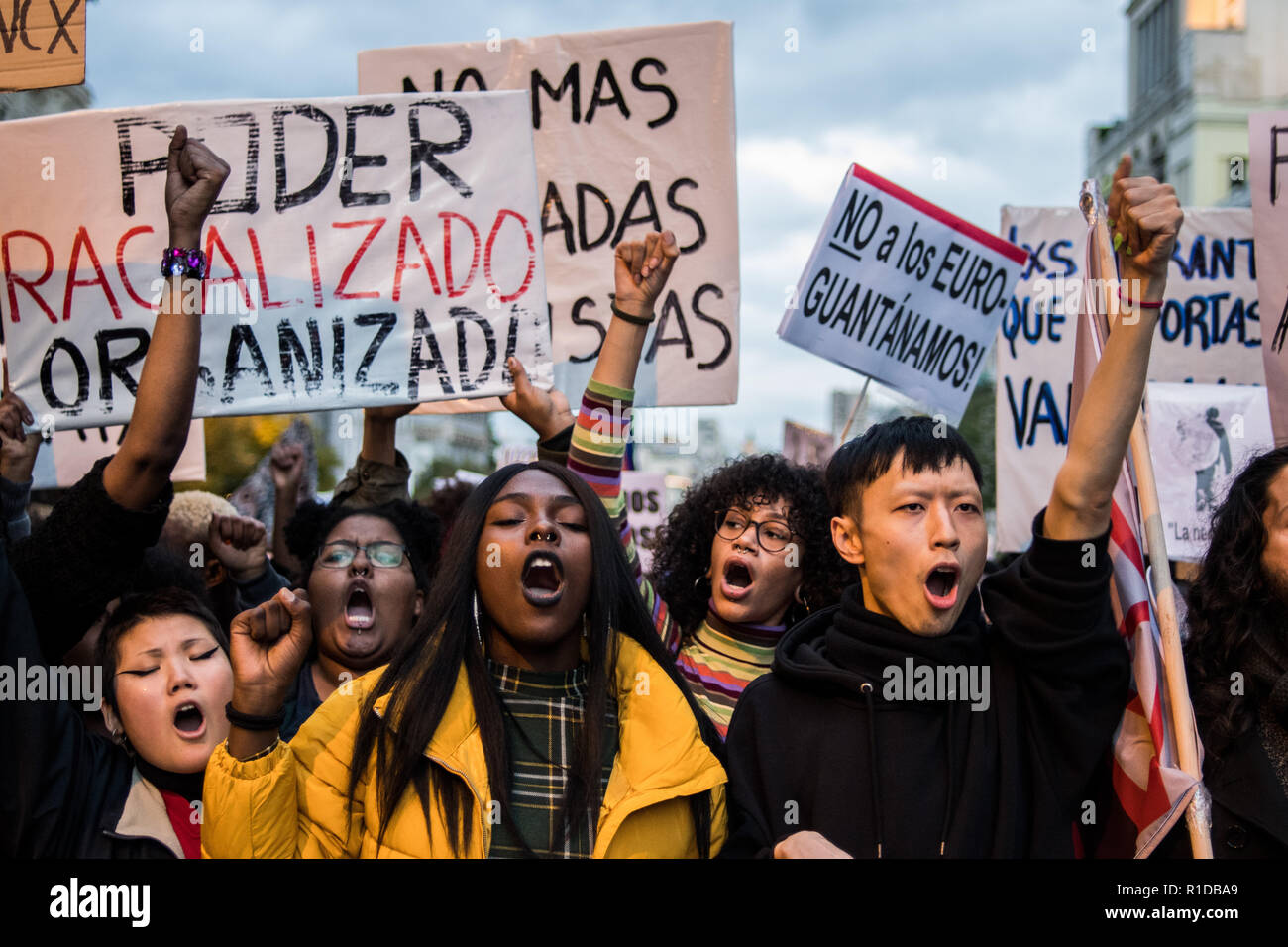 Madrid. Spagna. 11th, Nov, 2018. Persone che protestano durante una manifestazione sotto lo slogan "contro il razzismo istituzionale' a Madrid, Spagna. Credito: Marcos del Mazo/Alamy Live News Foto Stock