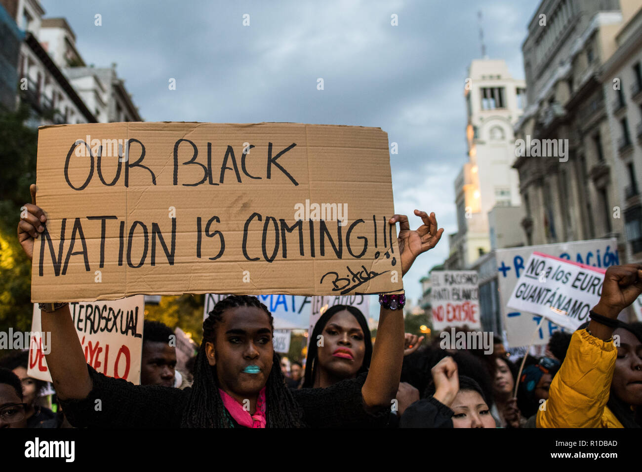 Madrid. Spagna. 11th, Nov, 2018. Persone che protestano durante una manifestazione sotto lo slogan "contro il razzismo istituzionale' a Madrid, Spagna. Credito: Marcos del Mazo/Alamy Live News Foto Stock