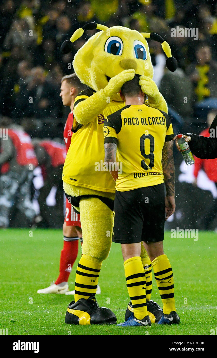 Signal Iduna Park Dortmund 10.11.2018, Fussball Bundesliga Saison 2018/19 11.Spieltag, Borussia Dortmund (BVB) vs FC Bayern MŸnchen (Munchen, Muenchen) ---- Dortmund mascotte Emma abbracci Paco Alcacer (BVB) DFL regolamenti vietano qualsiasi uso di fotografie come sequenze di immagini e/o quasi-video Foto Stock