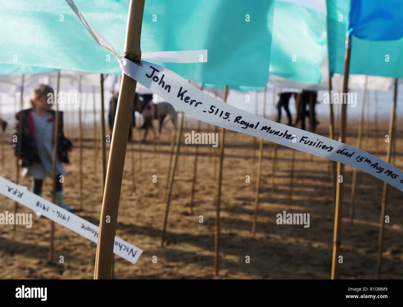 Newquay, Cornwall, Regno Unito. 11 Nov 2018. Le pagine del mare WW1 evento commemorativo di Danny Boyle.spiaggia di sabbia ritratto di marinaio Archie Jewell 28 anni morì 17-04-1917, Dance Hall per la Cornovaglia la gioventù, WW1 guerra arte centenario commissioni, 11 novembre 2018, Robert Taylor/Alamy Live News. Perranporth Beach, Cornwall, Regno Unito. Credito: Robert Taylor/Alamy Live News Foto Stock