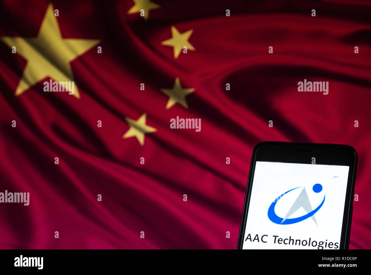 Kiev, Ucraina. Decimo Nov, 2018. Tecnologie di AAC Holdings Inc. Altro componente elettronico Manufacturing Company logo che si vede visualizzato sul telefono intelligente. Credito: Igor Golovniov SOPA/images/ZUMA filo/Alamy Live News Foto Stock