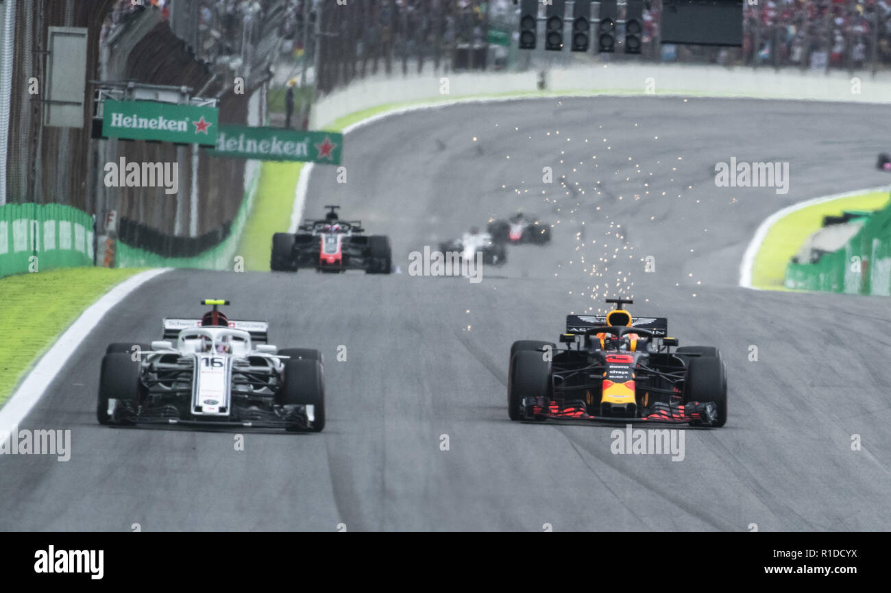 SÃO PAULO, SP - 11.11.2018: GRANDE PRÊMIO DO BRASIL DE F'RMULA 1 2018 - Daniel Ricciardo, AUS, RedBull Racing, superando Charles LECLERC, MCO, ALFA ROMEO Sauber F1 Team, durante il 2018 la Formula 1 Gran Premio del Brasile presso l'Autodromo di Interlagos in São Paulo, SP. (Foto: Victor Eleutério/Fotoarena) Foto Stock