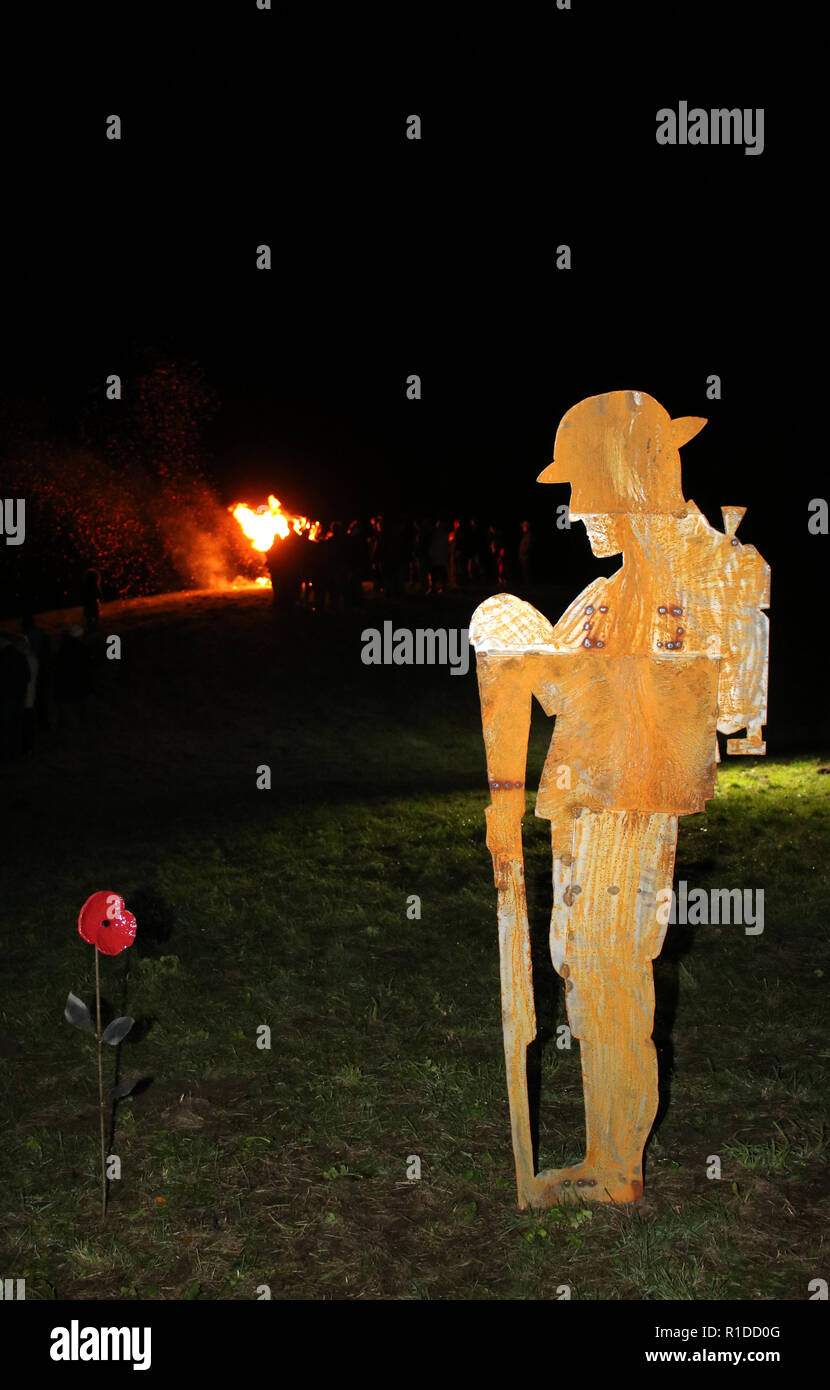 Preston, Lancashire, Regno Unito. Xi Nov, 2018. Tagliare fuori del soldato, il papavero e il faro del 11 novembre 2018 sulla parete del mare affacciato sulla baia di Morecambe, Lancashire a caso per commemorare il centenario della fine della prima guerra mondiale quando il faro è stato acceso alle 19.00. Credito: Andrew Bell/Alamy Live News Foto Stock