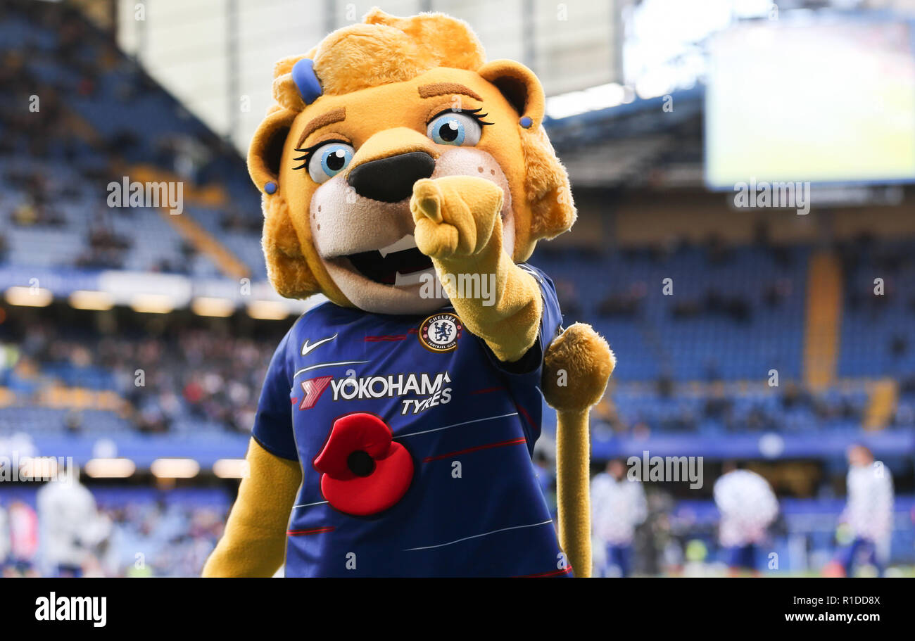 Chelsea mascott Bridget indossando un papavero durante il match di Premier League tra Chelsea e Everton a Stamford Bridge su 11 Novembre 2018 a Londra, Inghilterra. (Foto di Arron Gent/phcimages.com) Foto Stock