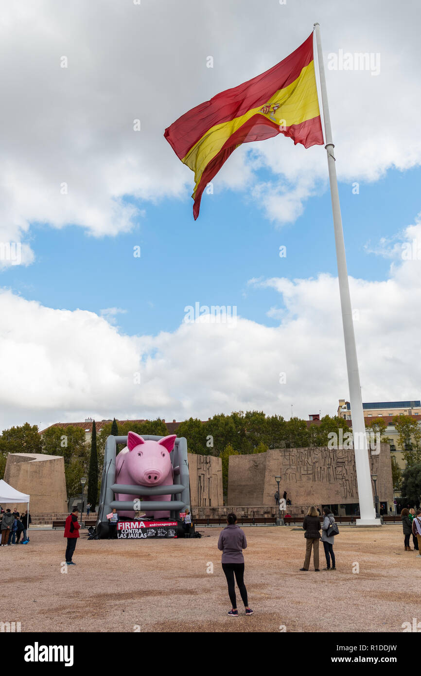 Madrid, Spagna. Xi Nov, 2018. Un gigantesco maiale gonfiabile in Piazza Colon per protestare contro le condizioni degli animali nelle aziende agricole organizzata da Compassion in World Farming e PACMA (naturalistica partito) sotto lo slogan "Fine la gabbia età". Credito: Marcos del Mazo/Alamy Live News Foto Stock