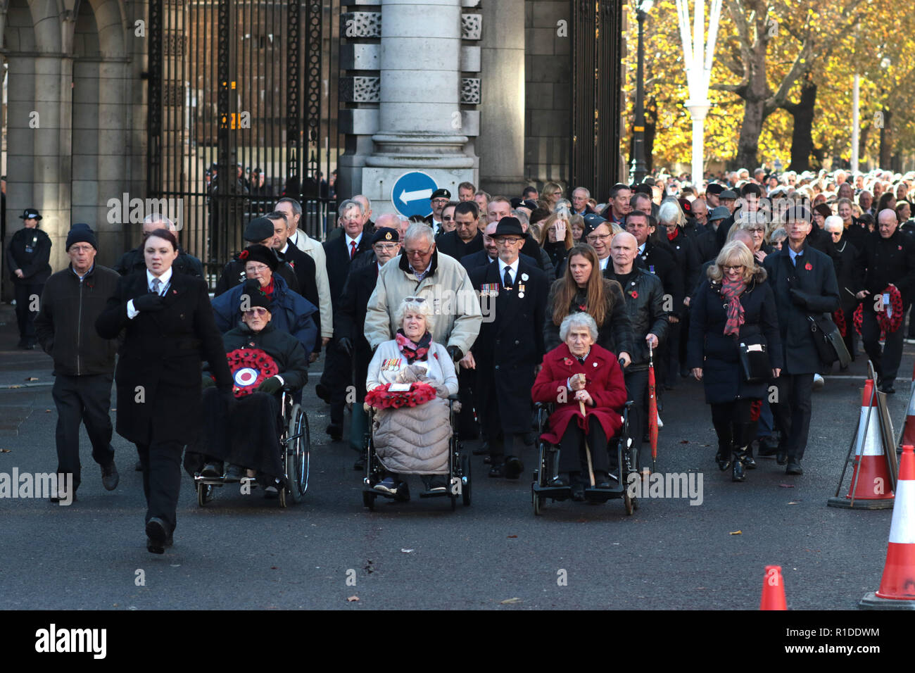 10.000 persone marciando nel popolo's Parade, come andare attraverso Admiralty Arch sul ricordo domenica prima di marciare passato e pagare i loro rispetti al cenotafio. La giornata di oggi segna cento anni dopo la fine della Prima Guerra Mondiale. Ricordo Domenica, Londra, il 11 novembre 2018. Foto Stock