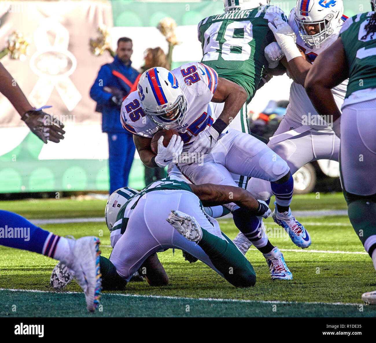 East Rutherford, New Jersey, USA. Xi Nov, 2018. Buffalo Bills running back LeSean McCoy (25) punteggi un touchdown prima di essere affrontato da New York getti all'interno linebacker Darron Lee (58) nel secondo trimestre durante un gioco di NFL tra le fatture della Buffalo e il New York getti alla MetLife Stadium di East Rutherford, New Jersey. Le bollette sconfitto i getti 41-10. Duncan Williams/CSM/Alamy Live News Foto Stock