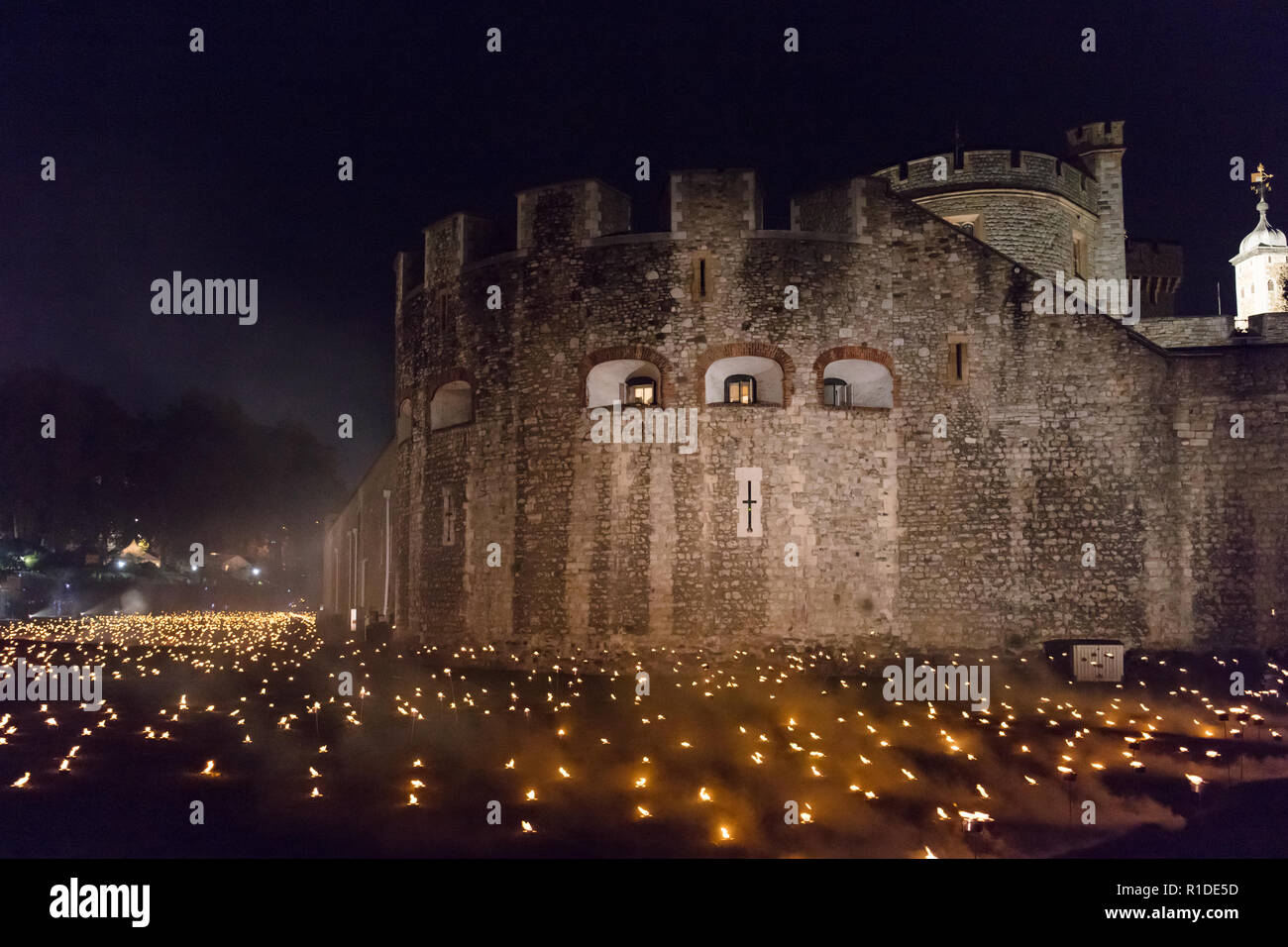 Torre di Londra ricordo Memorial, oltre l'approfondimento ombra. Luci riempire il fossato della Torre di Londra come parte di un arte di installazione per commemorare il centenario della fine della Prima Guerra Mondiale Foto Stock