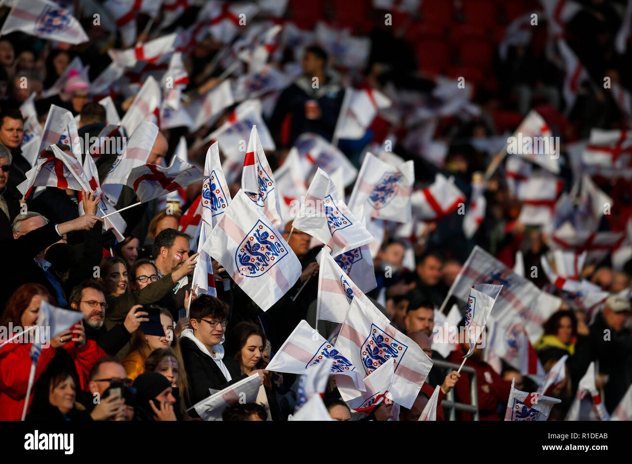 Tifosi inglesi prima della International amichevole tra Inghilterra donne e Svezia le donne a New York Stadium il 11 novembre 2018 a Rotherham, Inghilterra. (Foto di Daniel Chesterton/phcimages.com) Foto Stock