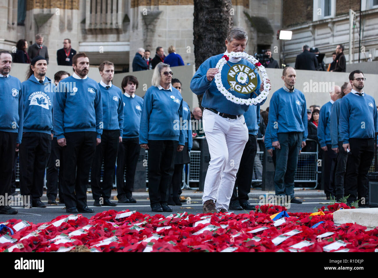 Londra, Regno Unito. 11 Novembre, 2018. Esercito Tedesco veterano Florian Pfaff stabilisce un nuovo mai corona al cenotafio a nome dei veterani per la pace del Regno Unito (VFP UK) durante il ricordo domenica cerimonia per il centenario della firma dell'armistizio che ha segnato la fine della Prima Guerra Mondiale. VFP UK è stata fondata nel 2011 e lavora per influenzare la politica estera e di difesa del Regno Unito per il più grande scopo della pace nel mondo. Foto Stock