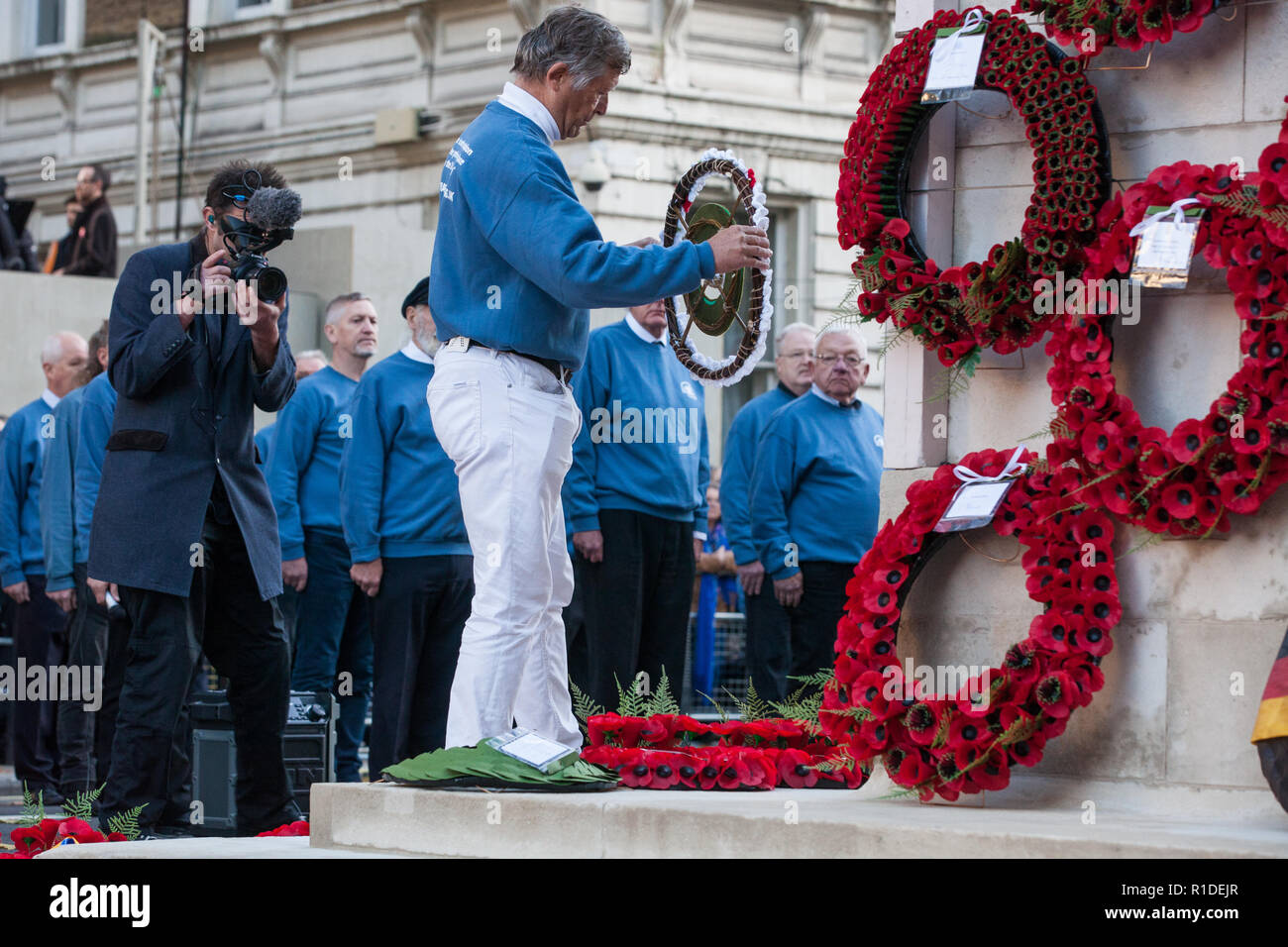 Londra, Regno Unito. 11 Novembre, 2018. Esercito Tedesco veterano Florian Pfaff stabilisce un nuovo mai corona al cenotafio a nome dei veterani per la pace del Regno Unito (VFP UK) durante il ricordo domenica cerimonia per il centenario della firma dell'armistizio che ha segnato la fine della Prima Guerra Mondiale. VFP UK è stata fondata nel 2011 e lavora per influenzare la politica estera e di difesa del Regno Unito per il più grande scopo della pace nel mondo. Foto Stock