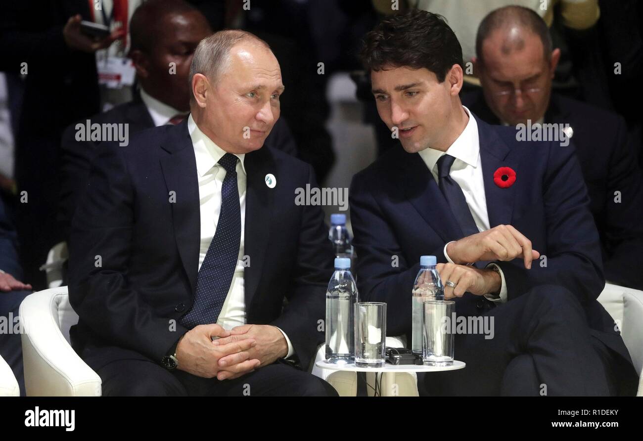 Il presidente russo Vladimir Putin, a sinistra, si siede con il primo ministro canadese Justin Trudeau durante la sessione di apertura os la pace di Parigi il Forum presso La Grande Halle de la Villette Novembre 11, 2018 a Parigi, Francia. Il forum è parte della commemorazione centenaria di armistizio giorno segna la fine della Prima Guerra Mondiale. Foto Stock