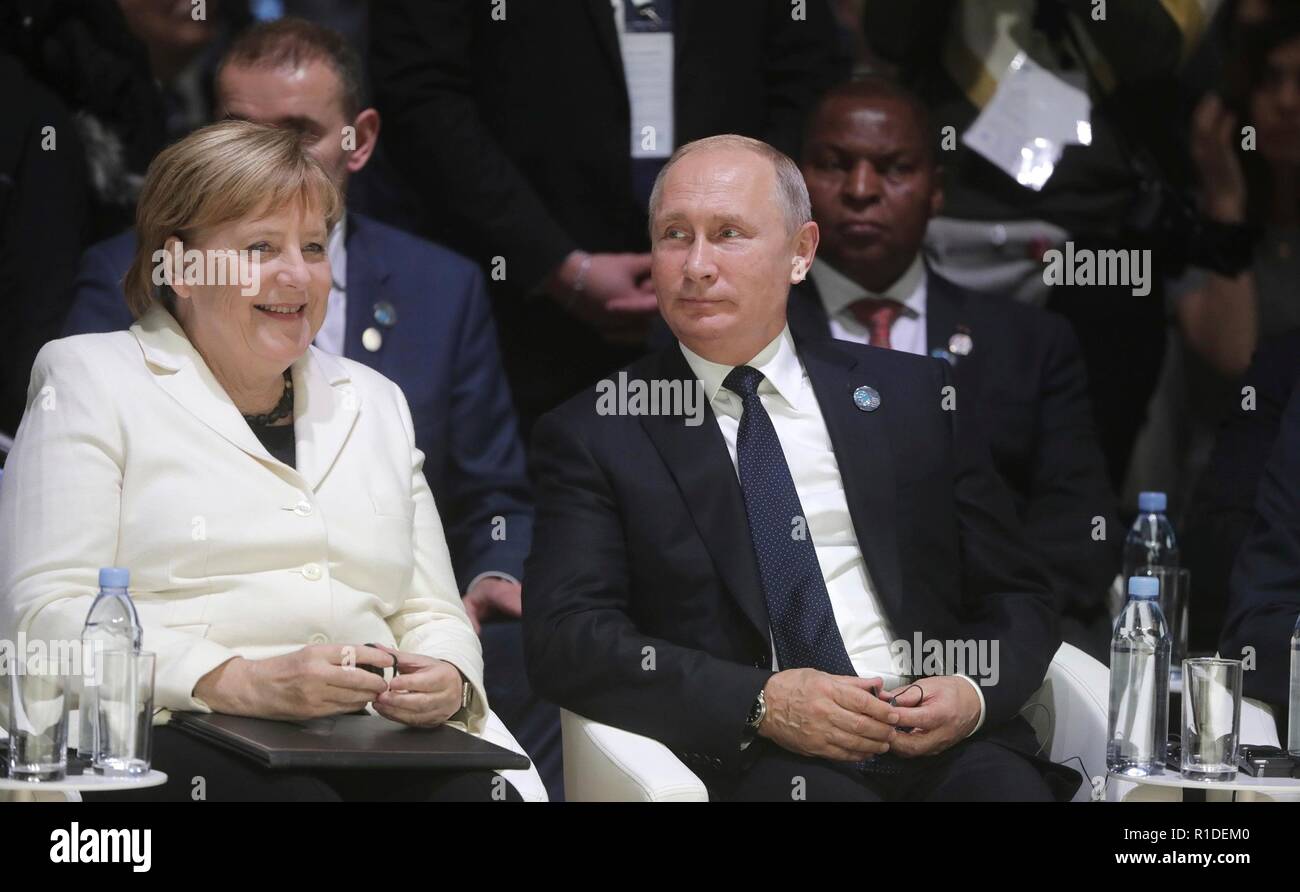 Il presidente russo Vladimir Putin, a destra si siede con il Cancelliere tedesco Angela Merkel durante la sessione di apertura os la pace di Parigi il Forum presso La Grande Halle de la Villette Novembre 11, 2018 a Parigi, Francia. Il forum è parte della commemorazione centenaria di armistizio giorno segna la fine della Prima Guerra Mondiale. Foto Stock
