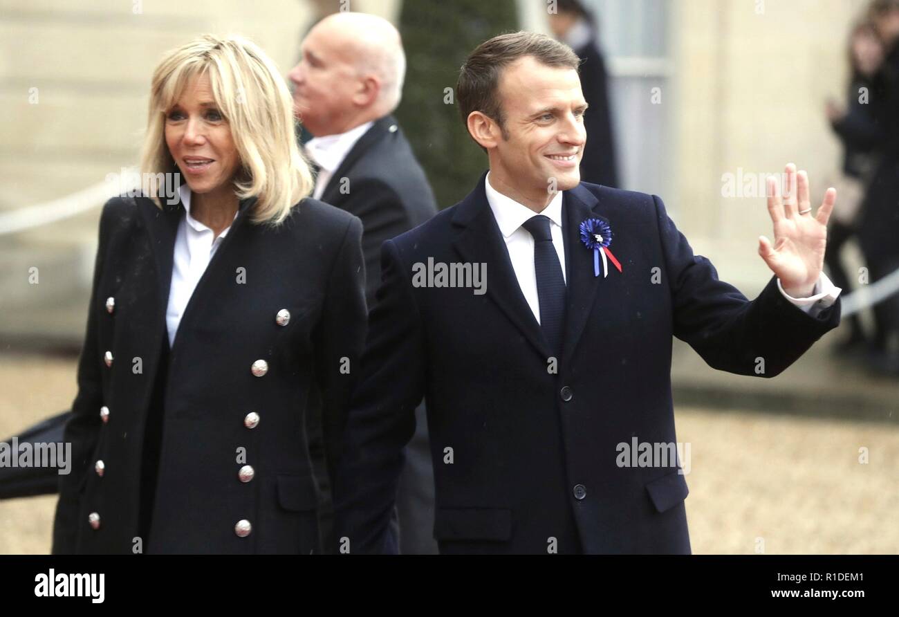 Il Presidente francese Emmanuel Macron e la moglie Brigitte Macron arriva per una colazione di lavoro presso il Elysee Palace Novembre 11, 2018 a Parigi, Francia. La manifestazione fa parte della commemorazione centenaria di armistizio giorno segna la fine della Prima Guerra Mondiale. Foto Stock