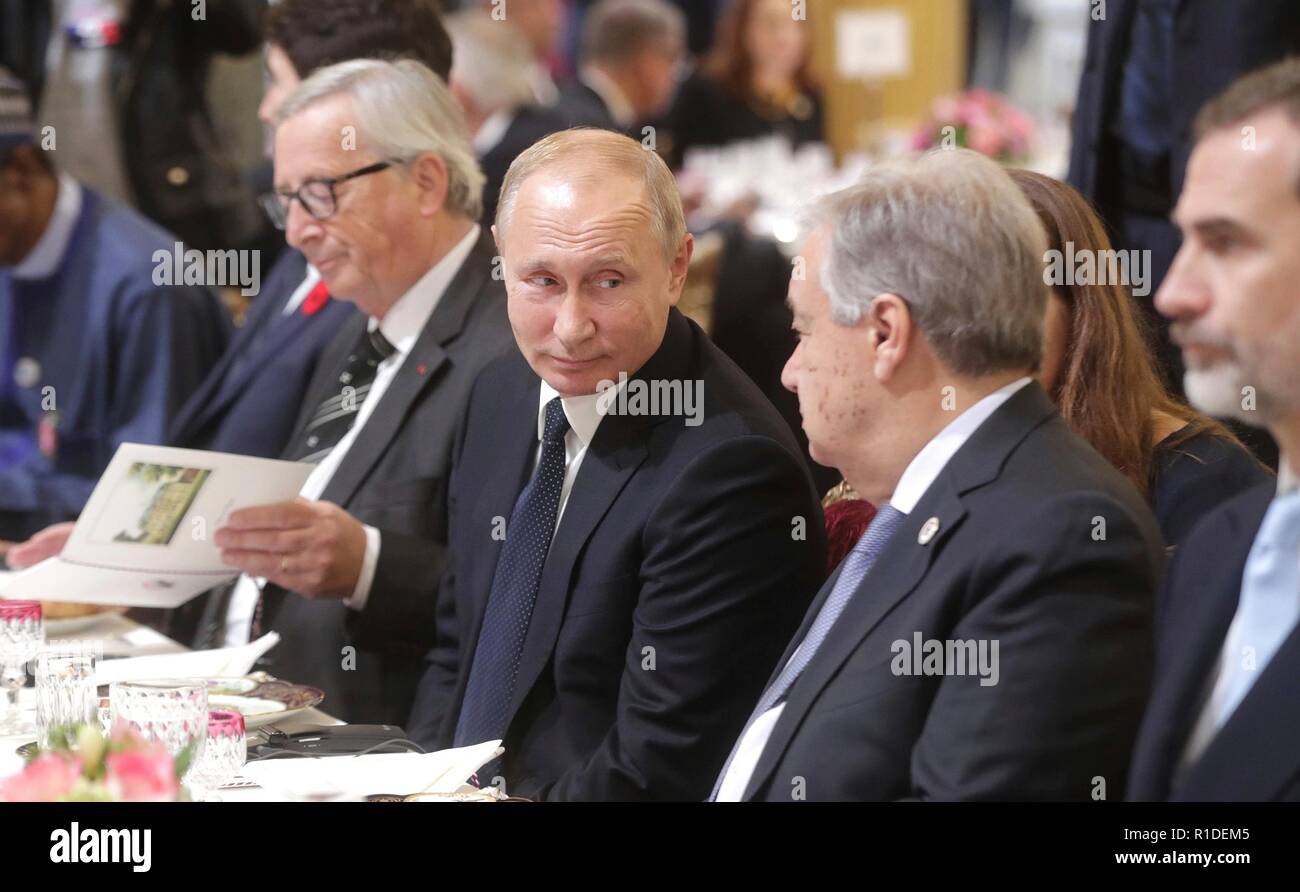 Il presidente russo Vladimir Putin, centro, chat con il Segretario Generale delle Nazioni Unite Antonio Guterres, destra durante una colazione di lavoro presso il Elysee Palace Novembre 11, 2018 a Parigi, Francia. La manifestazione fa parte della commemorazione centenaria di armistizio giorno segna la fine della Prima Guerra Mondiale. Foto Stock