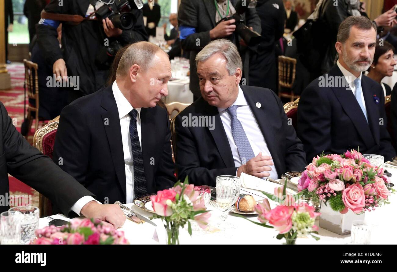 Il presidente russo Vladimir Putin, sinistra, chat con il Segretario Generale delle Nazioni Unite Antonio Guterres, destra durante una colazione di lavoro presso il Elysee Palace Novembre 11, 2018 a Parigi, Francia. La manifestazione fa parte della commemorazione centenaria di armistizio giorno segna la fine della Prima Guerra Mondiale. Foto Stock