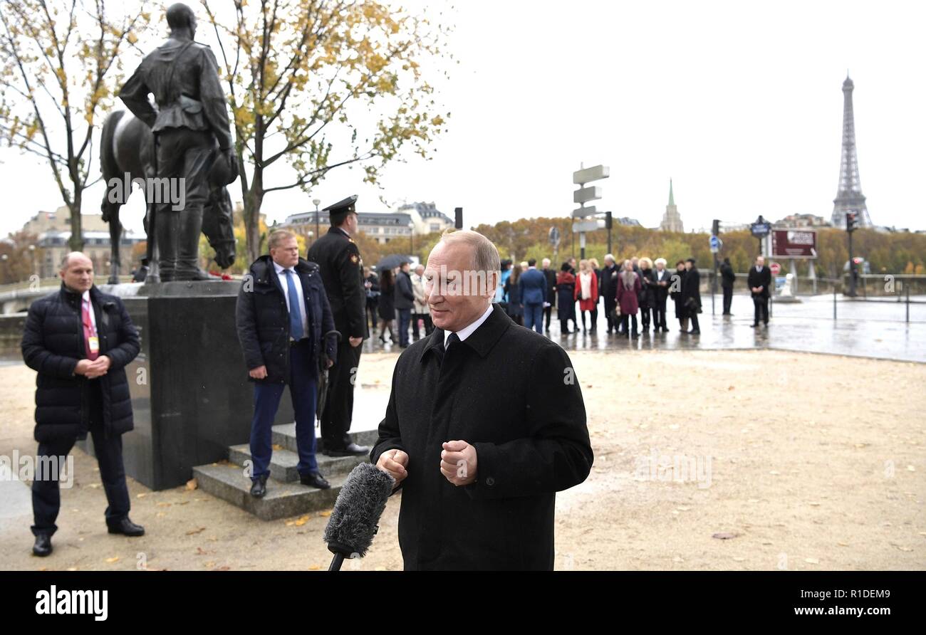 Il presidente russo Vladimir Putin parla con la Russia oggi la televisione dopo la commemorazione centenaria di armistizio giorno segna la fine della I Guerra Mondiale Novembre 11, 2018 a Parigi, Francia. Foto Stock