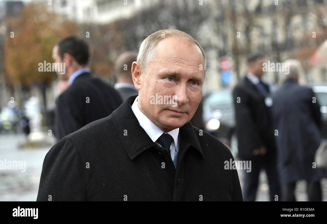 Il presidente russo Vladimir Putin parla con la Russia oggi la televisione dopo la commemorazione centenaria di armistizio giorno segna la fine della I Guerra Mondiale Novembre 11, 2018 a Parigi, Francia. Foto Stock