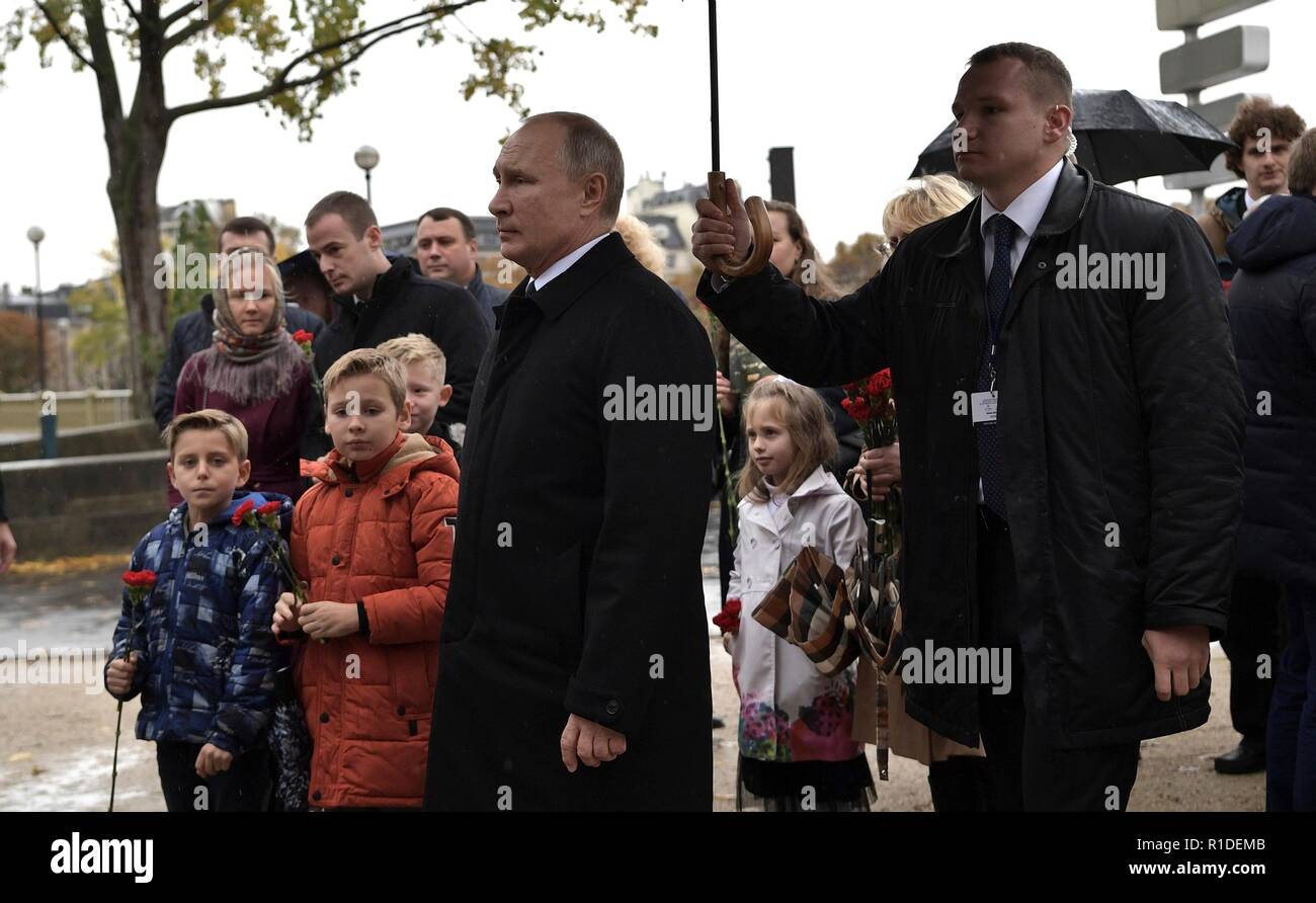 Il presidente russo Vladimir Putin luoghi fiori sul Monumento di ufficiali e soldati del russo forza expeditionary che combatté in Francia nella prima guerra mondiale durante la commemorazione centenaria di armistizio giorno segna la fine della I Guerra Mondiale Novembre 11, 2018 a Parigi, Francia. Foto Stock
