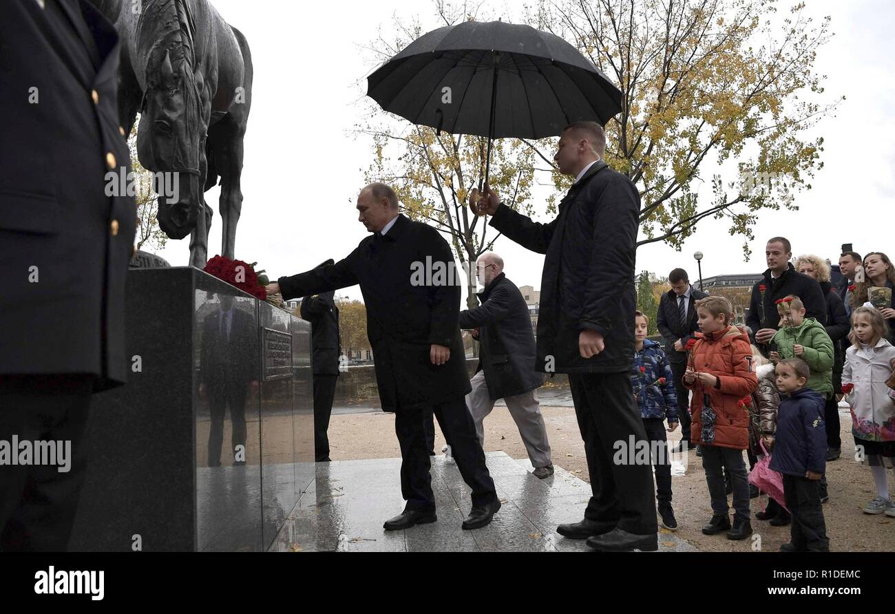 Il presidente russo Vladimir Putin luoghi fiori sul Monumento di ufficiali e soldati del russo forza expeditionary che combatté in Francia nella prima guerra mondiale durante la commemorazione centenaria di armistizio giorno segna la fine della I Guerra Mondiale Novembre 11, 2018 a Parigi, Francia. Foto Stock