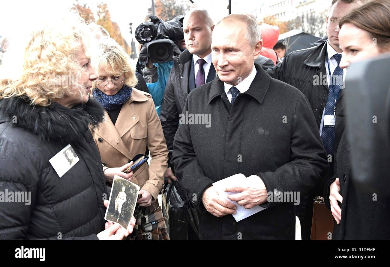 Il presidente russo Vladimir Putin si incontra con i discendenti dei soldati russi al monumento di ufficiali e soldati del russo forza expeditionary che combatté in Francia nella prima guerra mondiale durante la commemorazione centenaria di armistizio giorno segna la fine della I Guerra Mondiale Novembre 11, 2018 a Parigi, Francia. Foto Stock